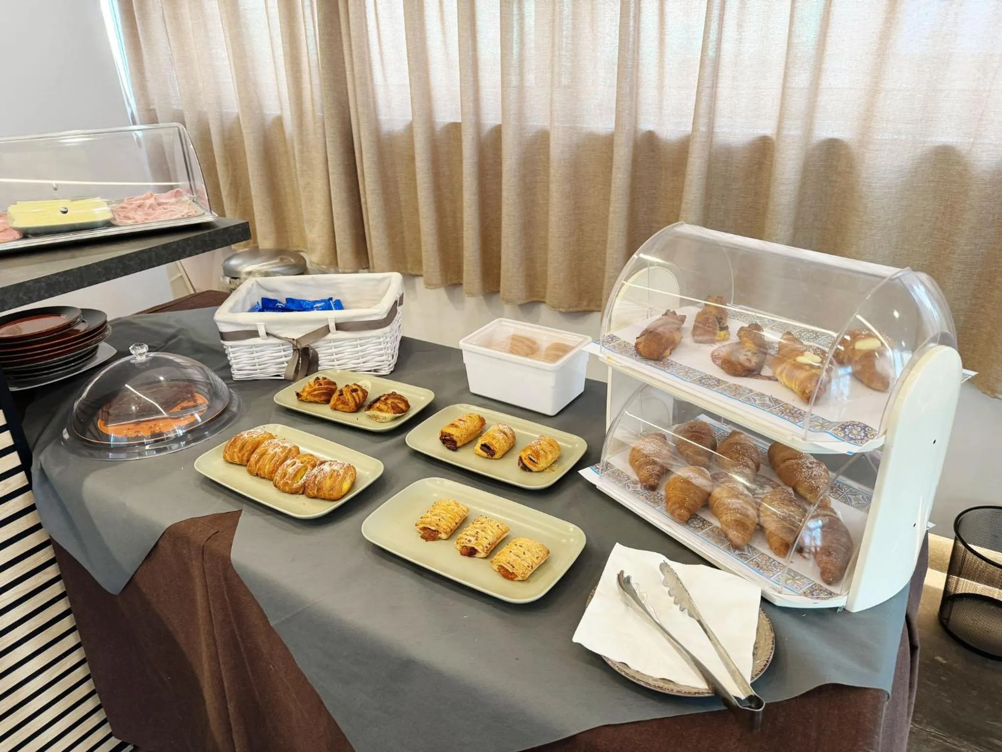 Breakfast in 8room Hotel