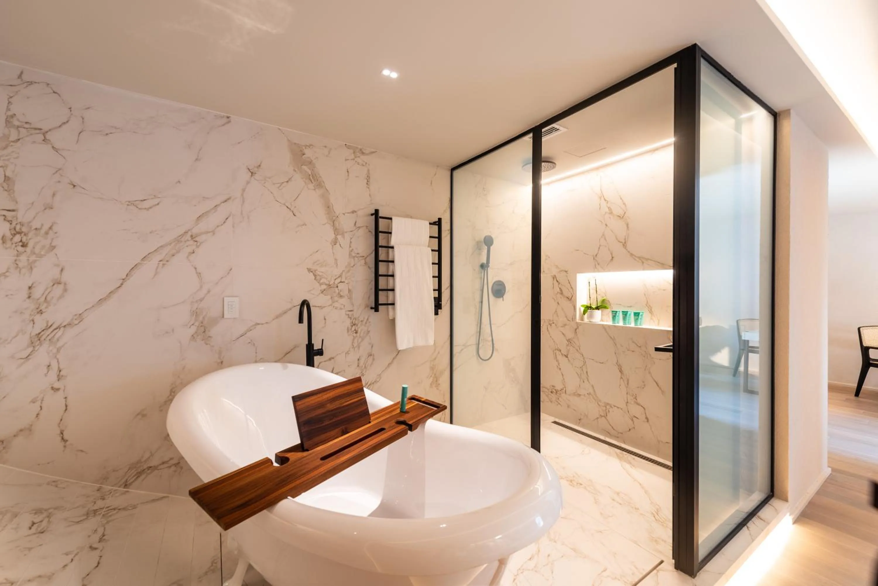 Bathroom, Bed in Hotel Unique