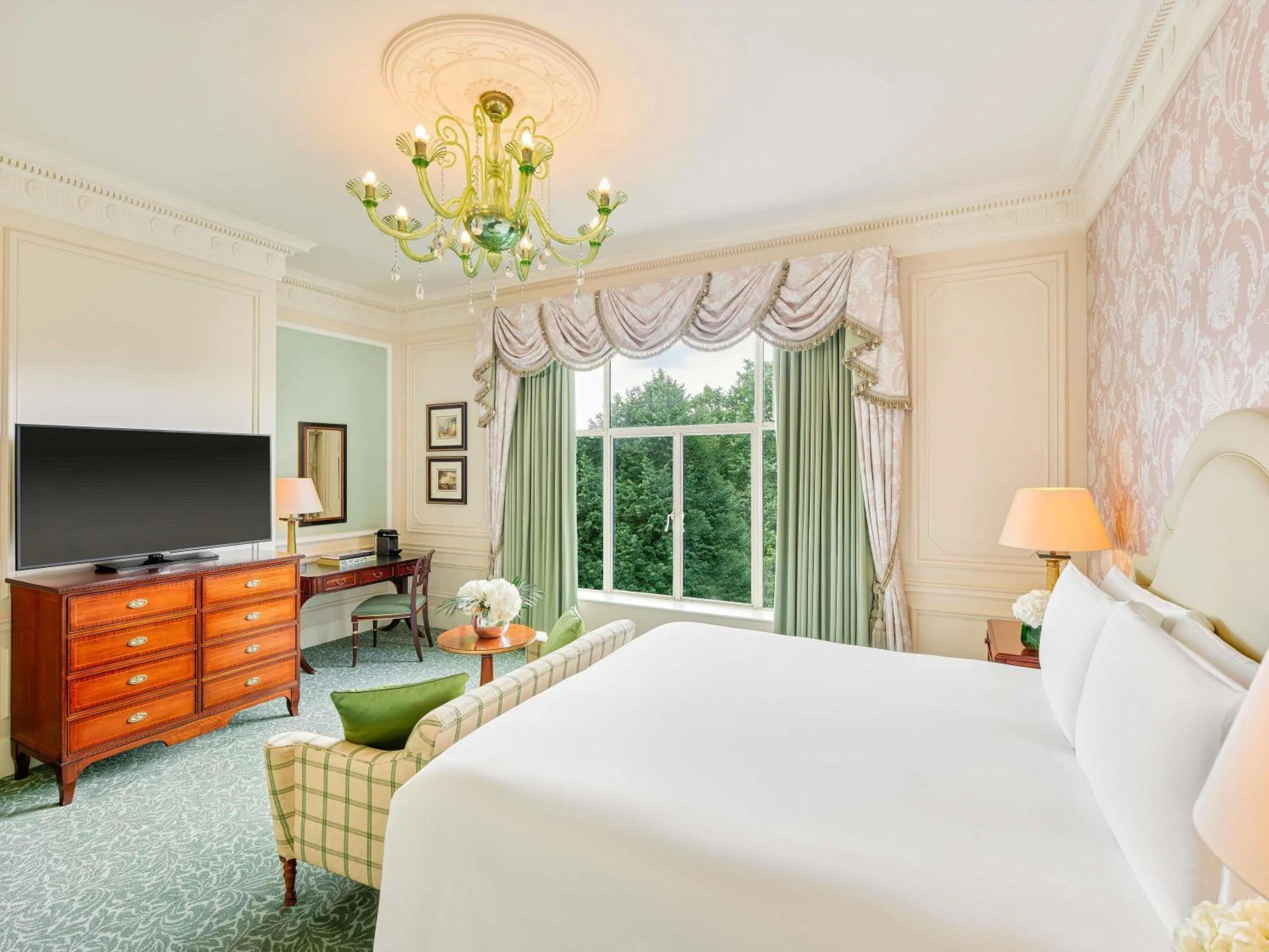 Bedroom, Bed in The Savoy