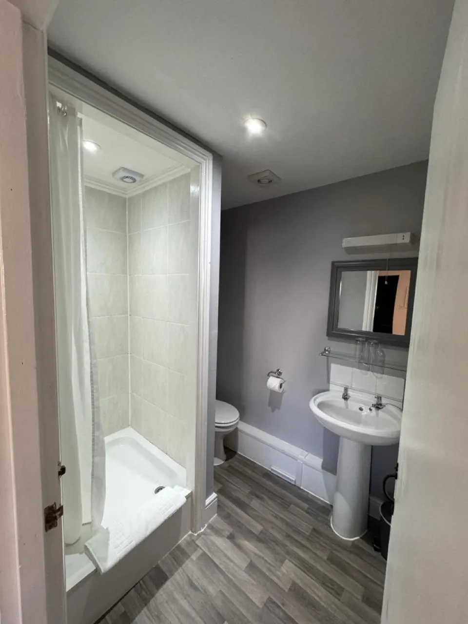 Bathroom in The Windsor Trooper Pub & Inn