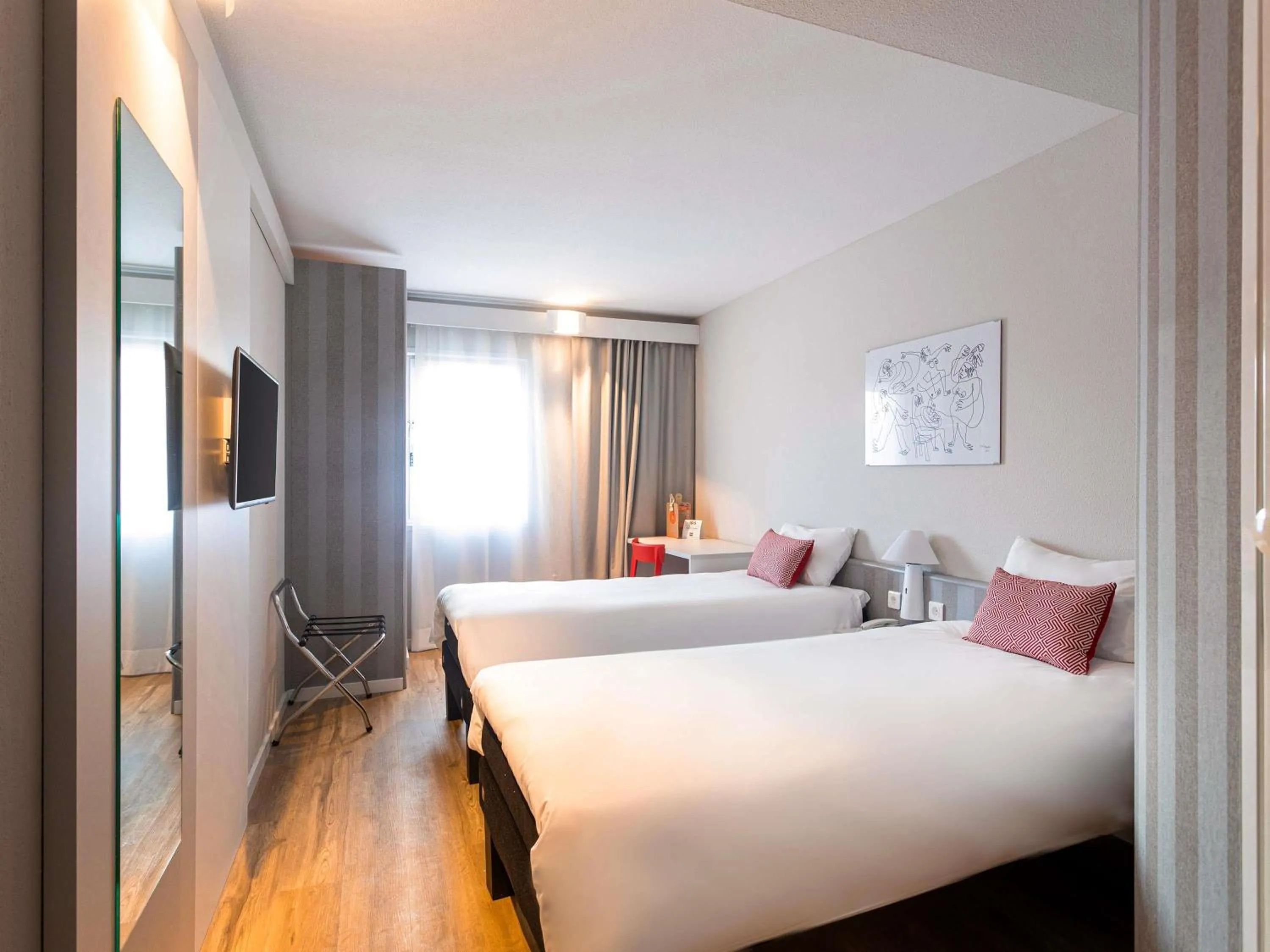 Lounge or bar, Bed in Ibis Valencia Alfafar