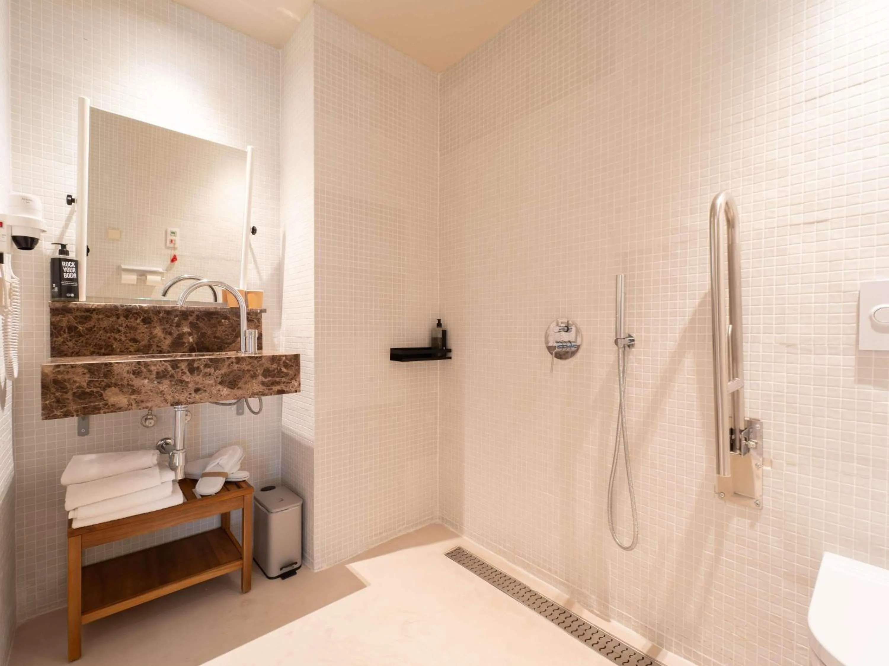 Bedroom in Ibis Valencia Alfafar