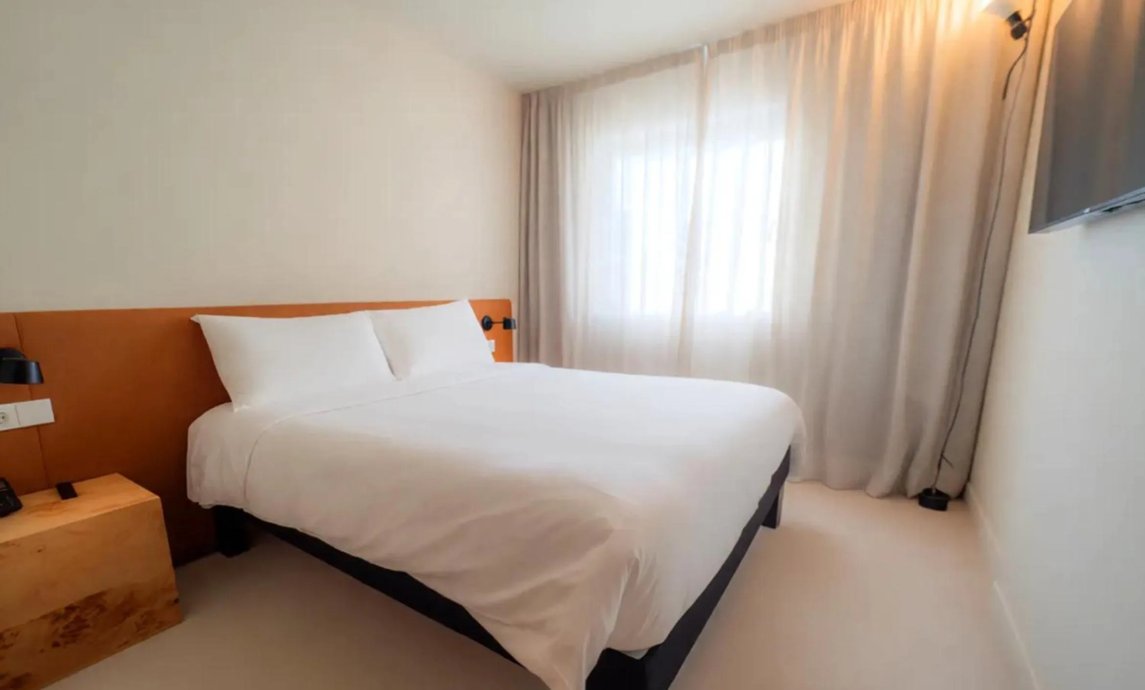 Bed in Ibis Valencia Alfafar