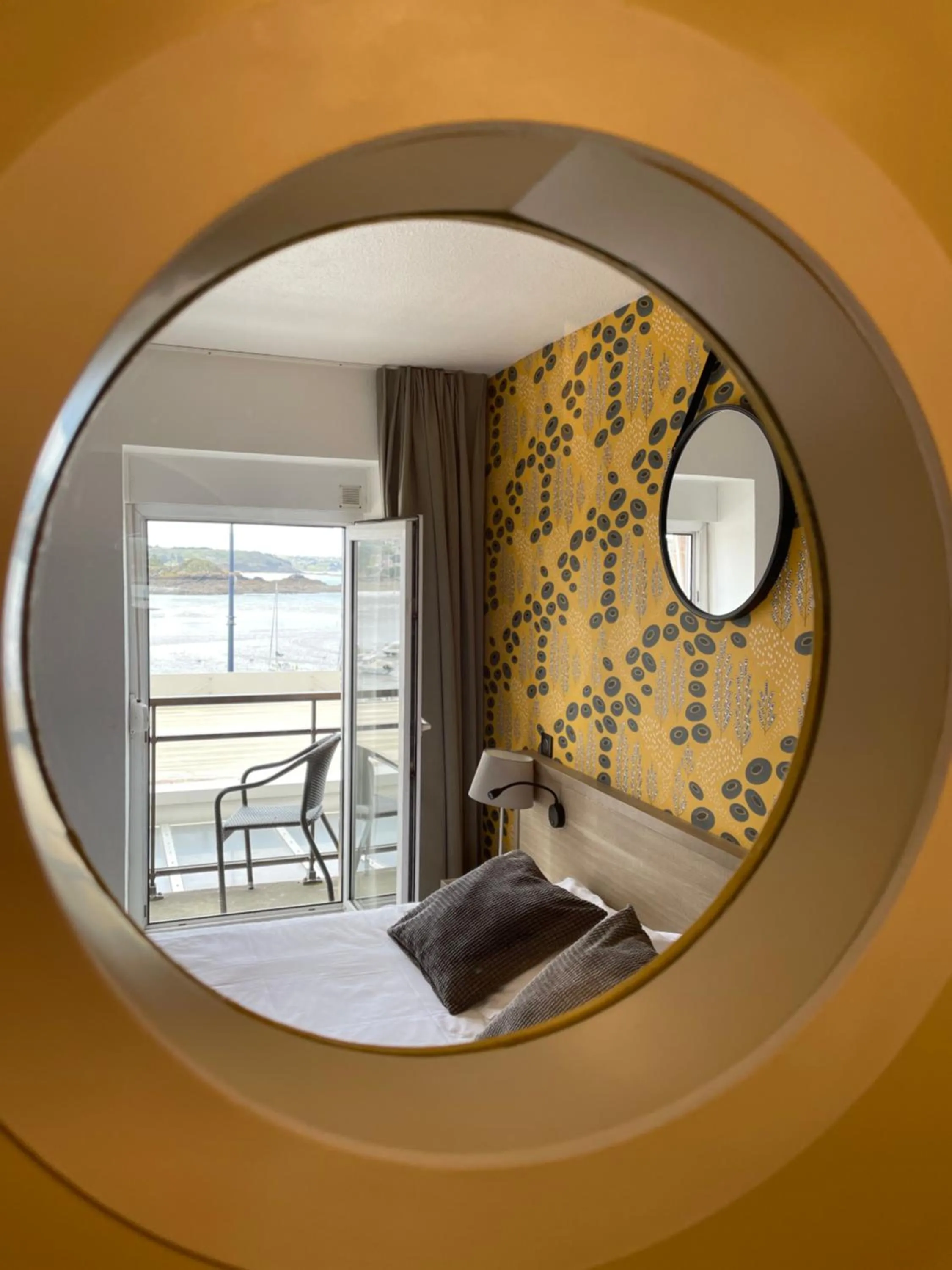 Bed in La Table De Jeanne - Hôtel & Restaurant