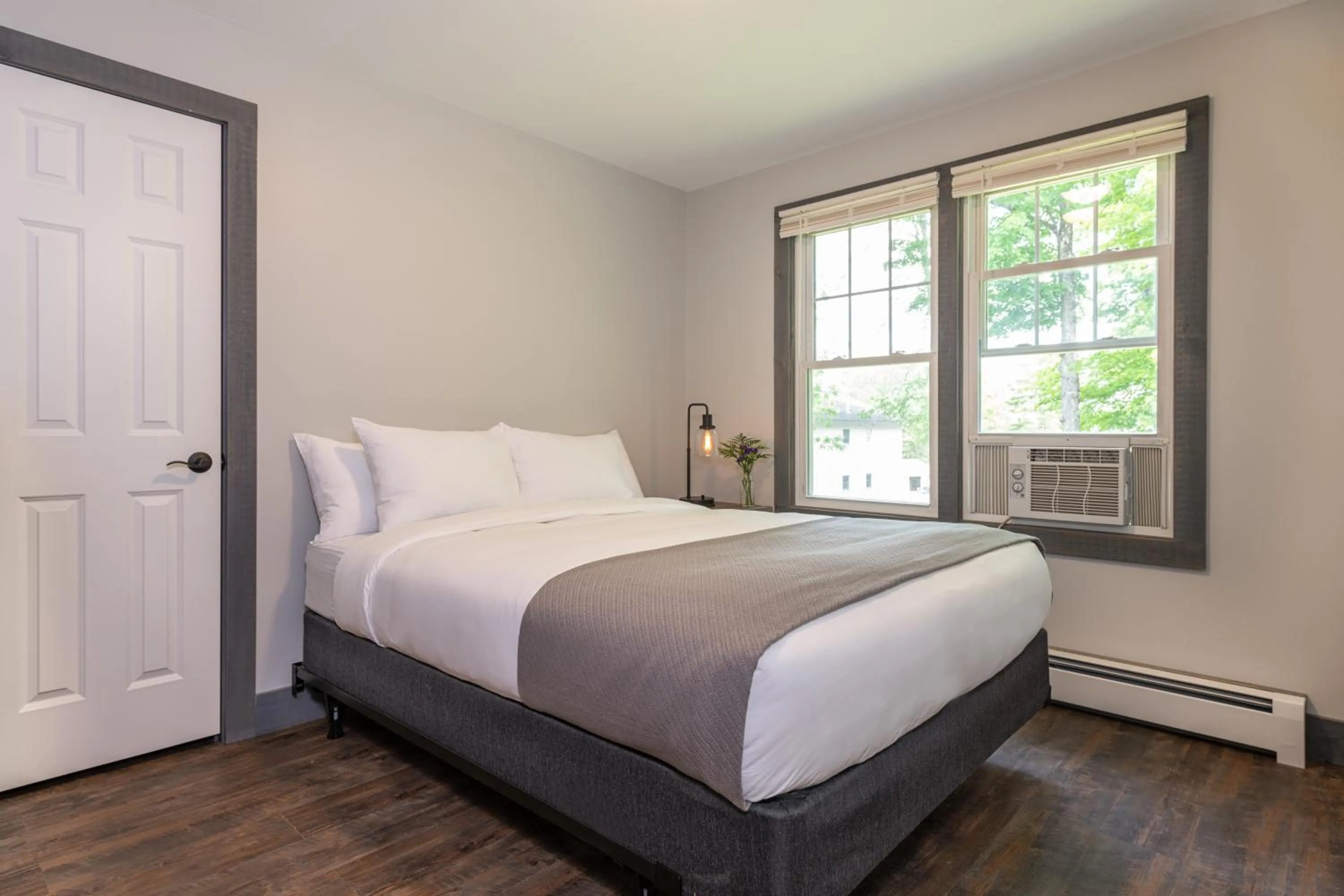 Bedroom, Bed in Lake Bomoseen Lodge