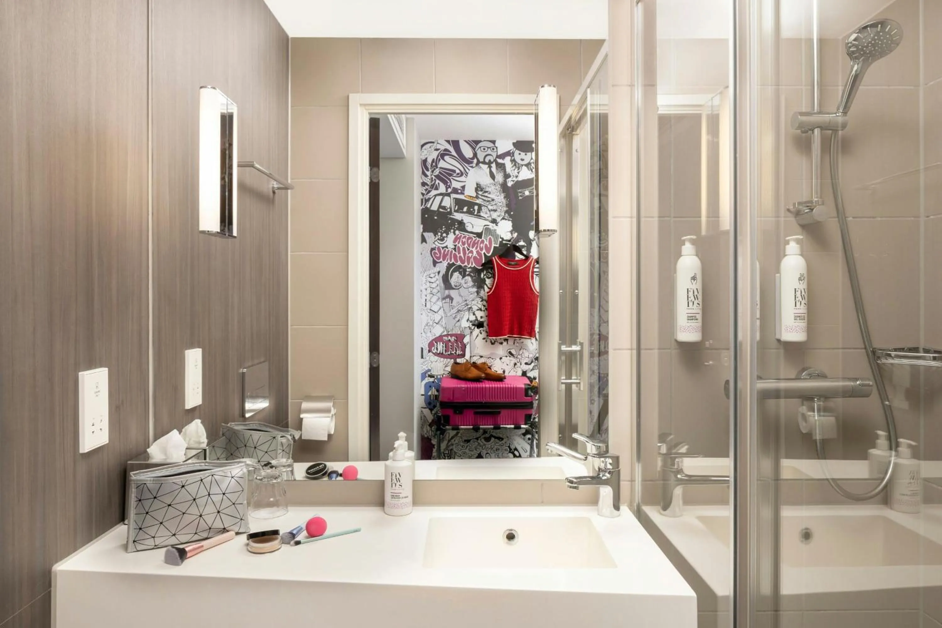 Photo of the whole room in Moxy London Heathrow Airport