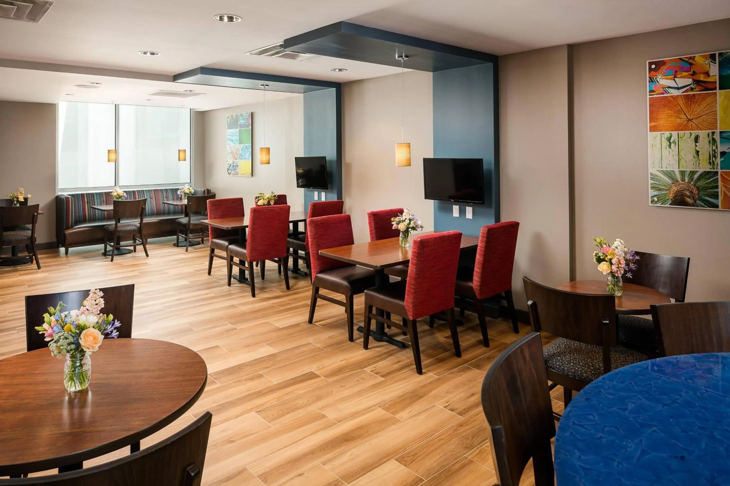 Restaurant/places to eat in TownePlace Suites by Marriott San Diego Downtown