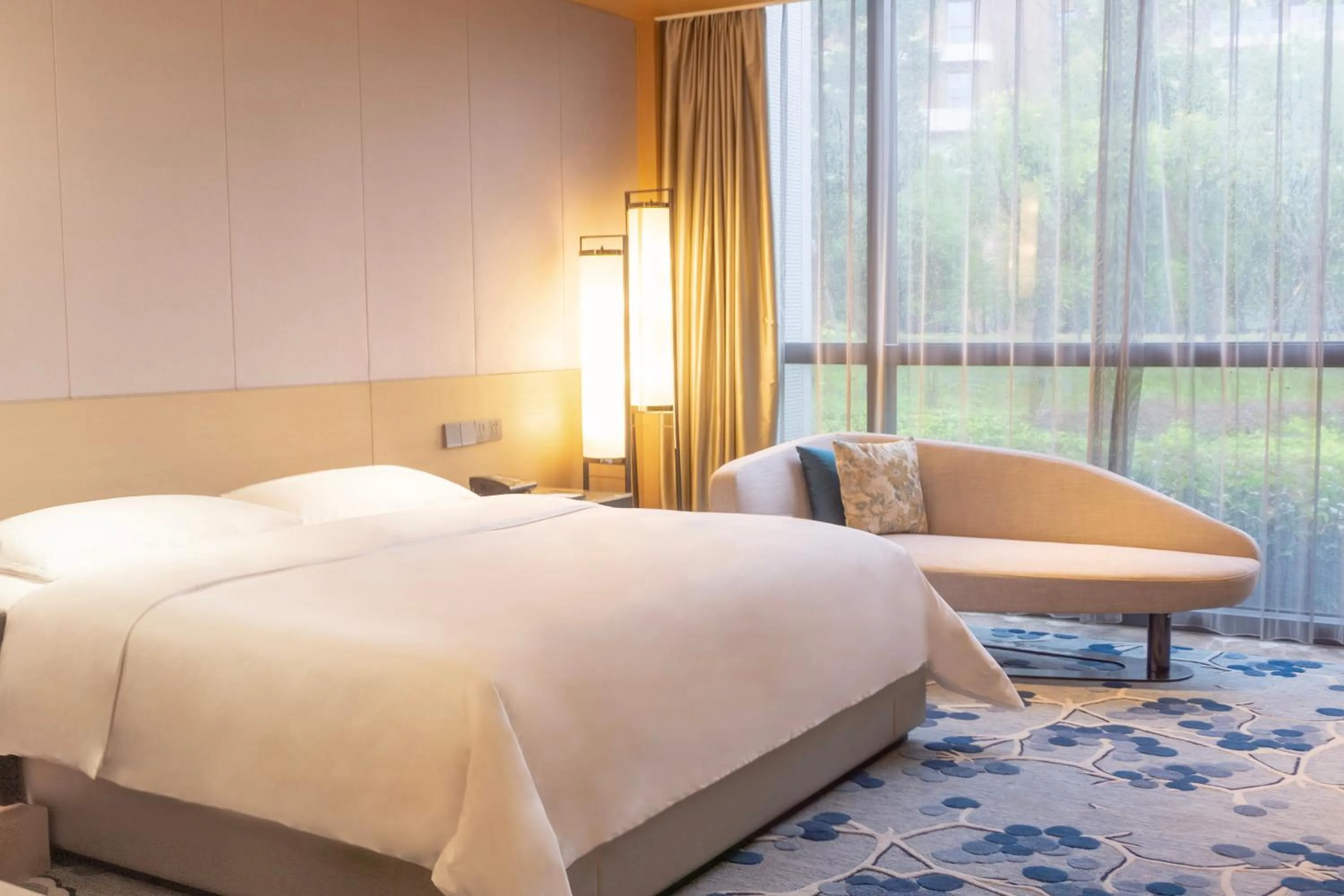 Bed in Renaissance Suzhou Taihu Lake Hotel