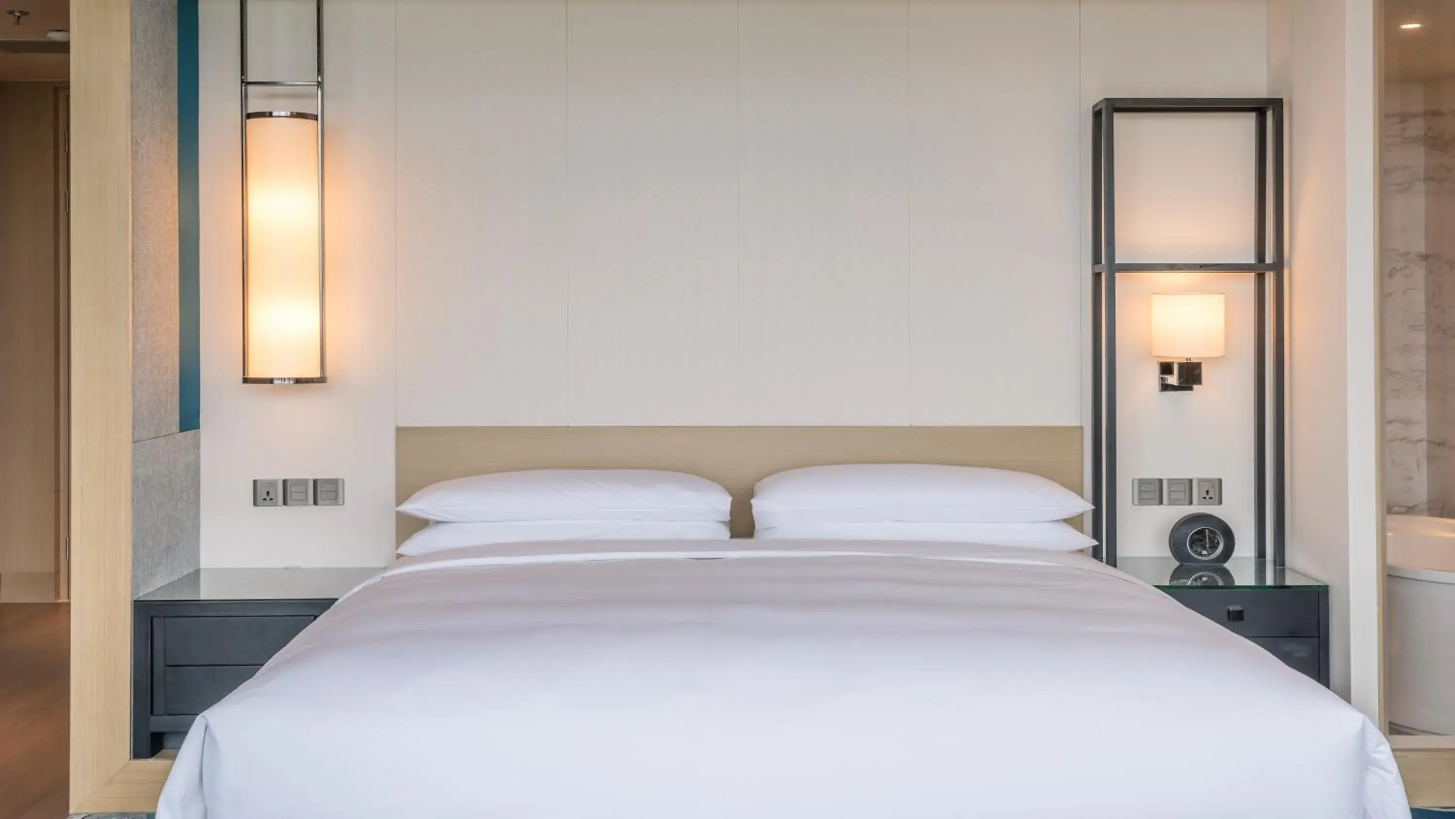 Deluxe Hill View King Room in Renaissance Suzhou Taihu Lake Hotel Deluxe Hill View King Room in Renaissance Suzhou Taihu Lake Hotel