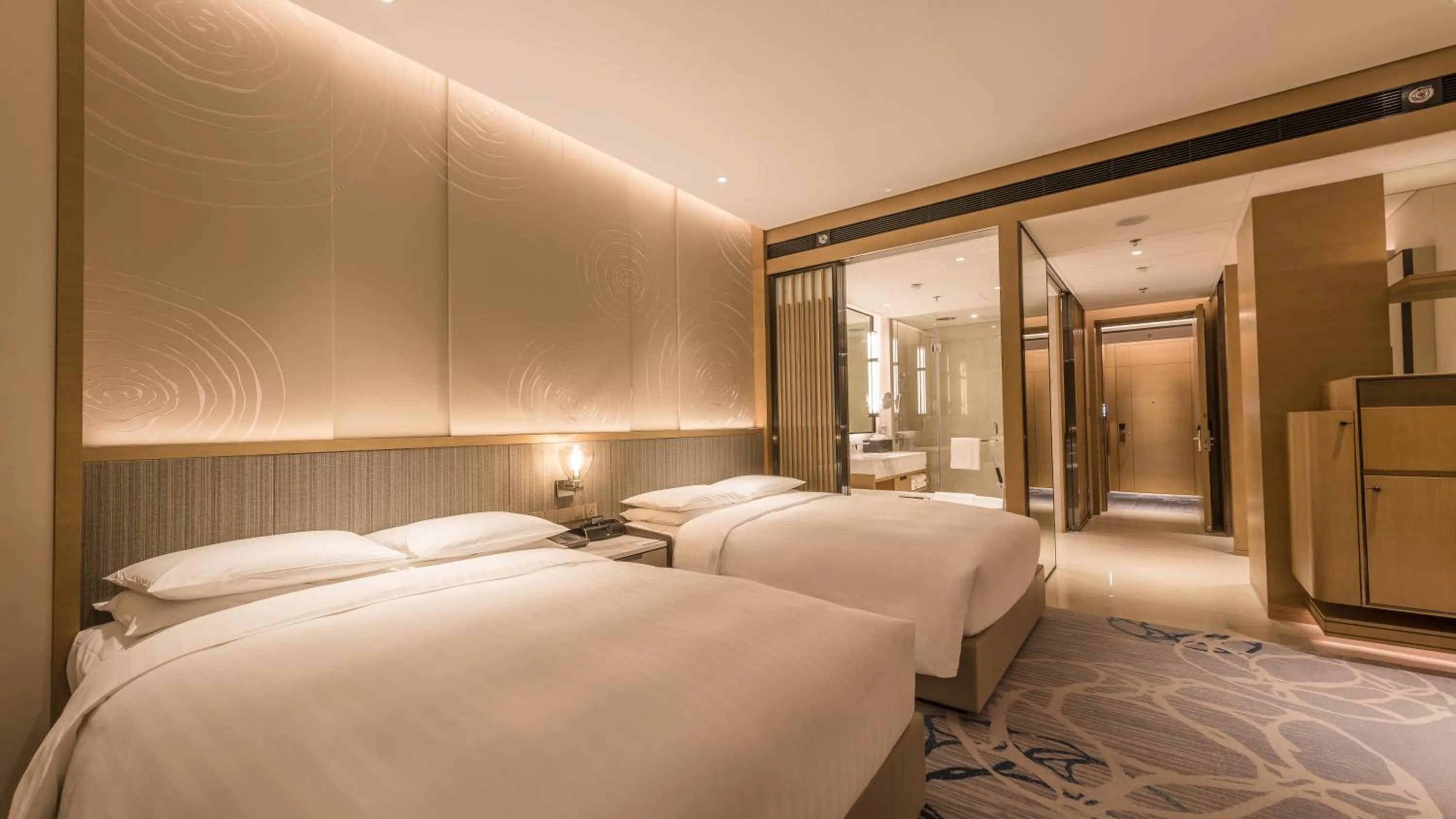 Photo of the whole room, Bed in Suzhou Marriott Hotel Taihu Lake