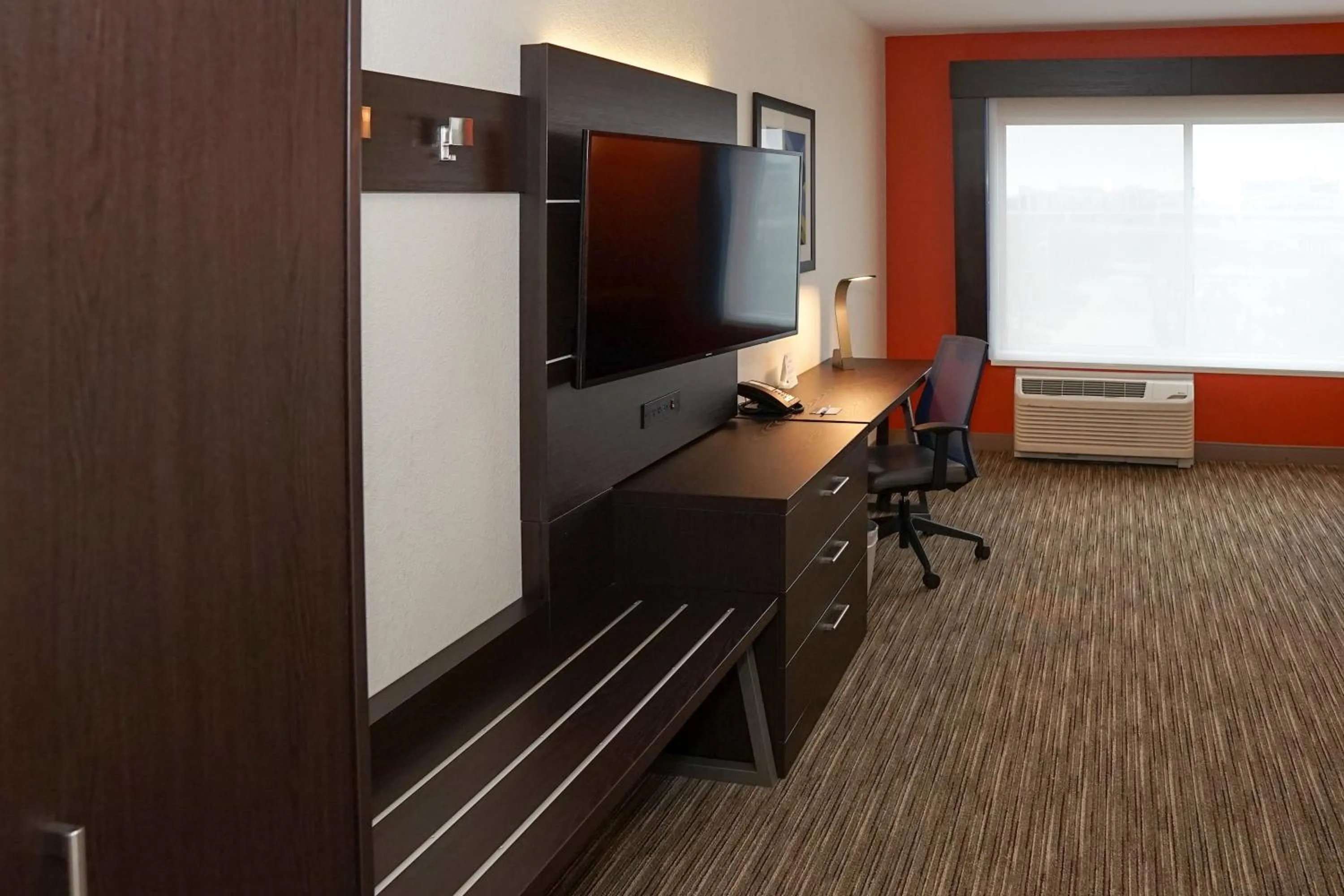 Photo of the whole room in Holiday Inn Express & Suites - Aurora Medical Campus by IHG