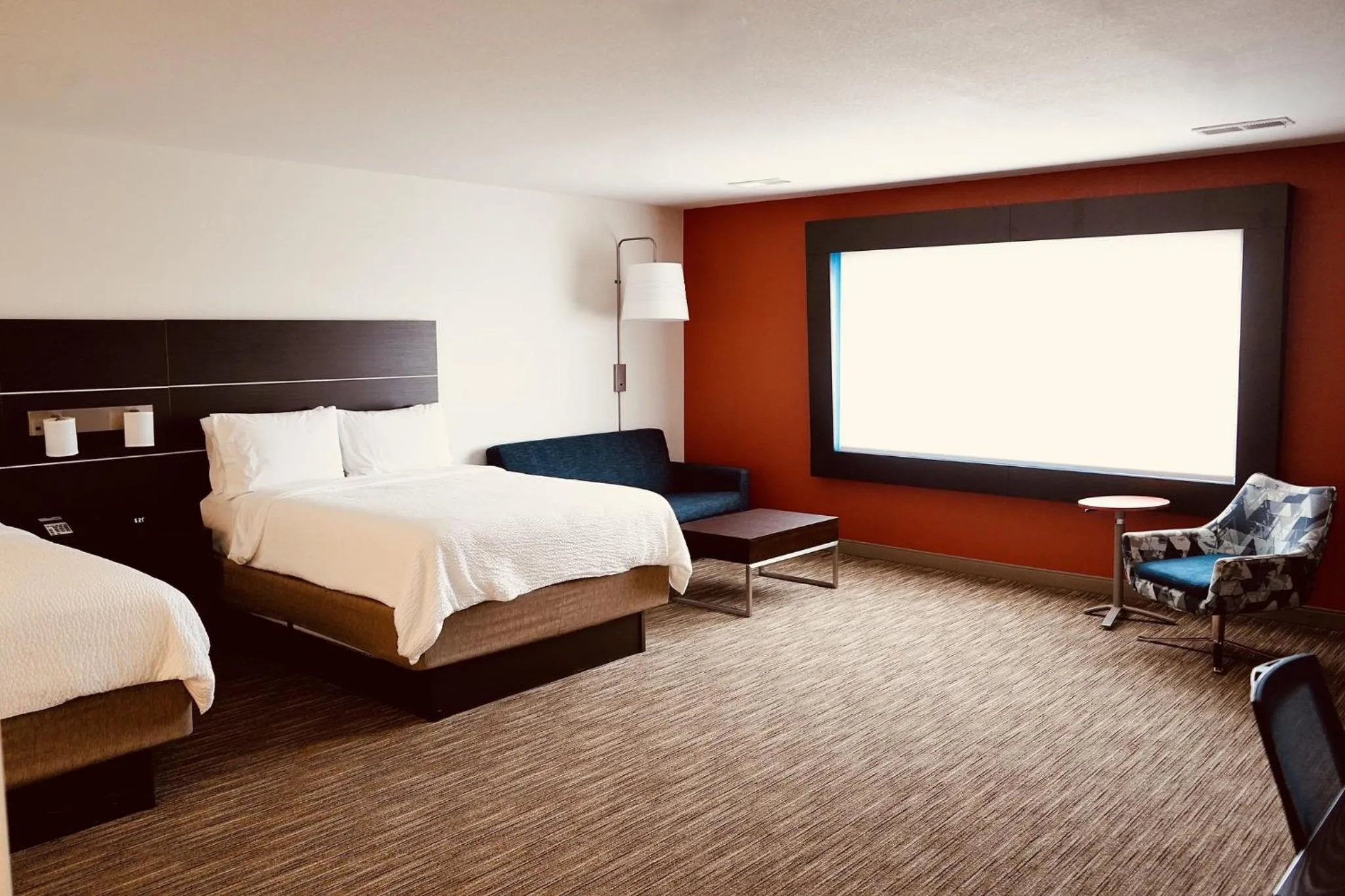 Bedroom, Bed in Holiday Inn Express & Suites - Aurora Medical Campus by IHG