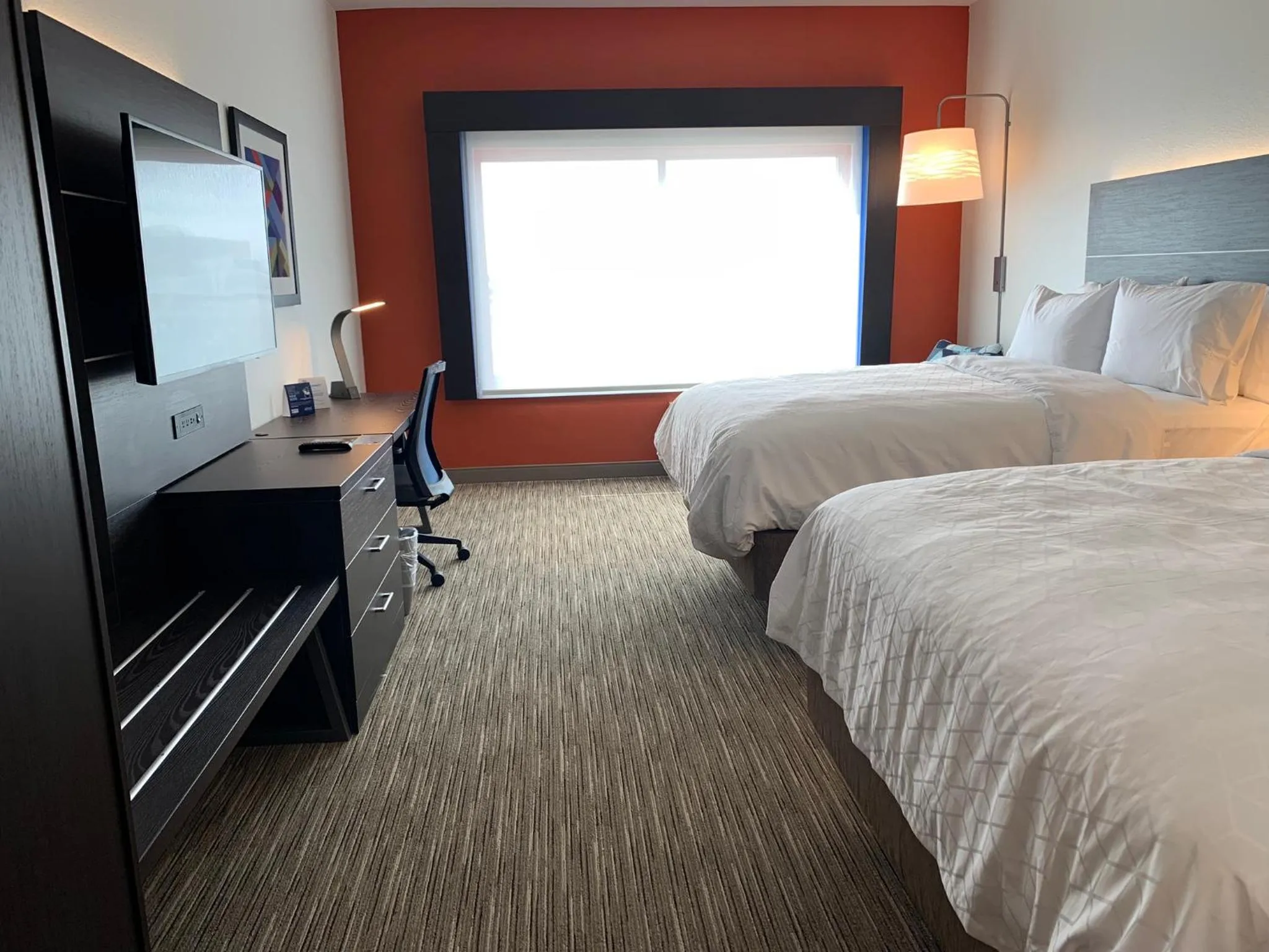 Photo of the whole room, Bed in Holiday Inn Express & Suites - Aurora Medical Campus by IHG