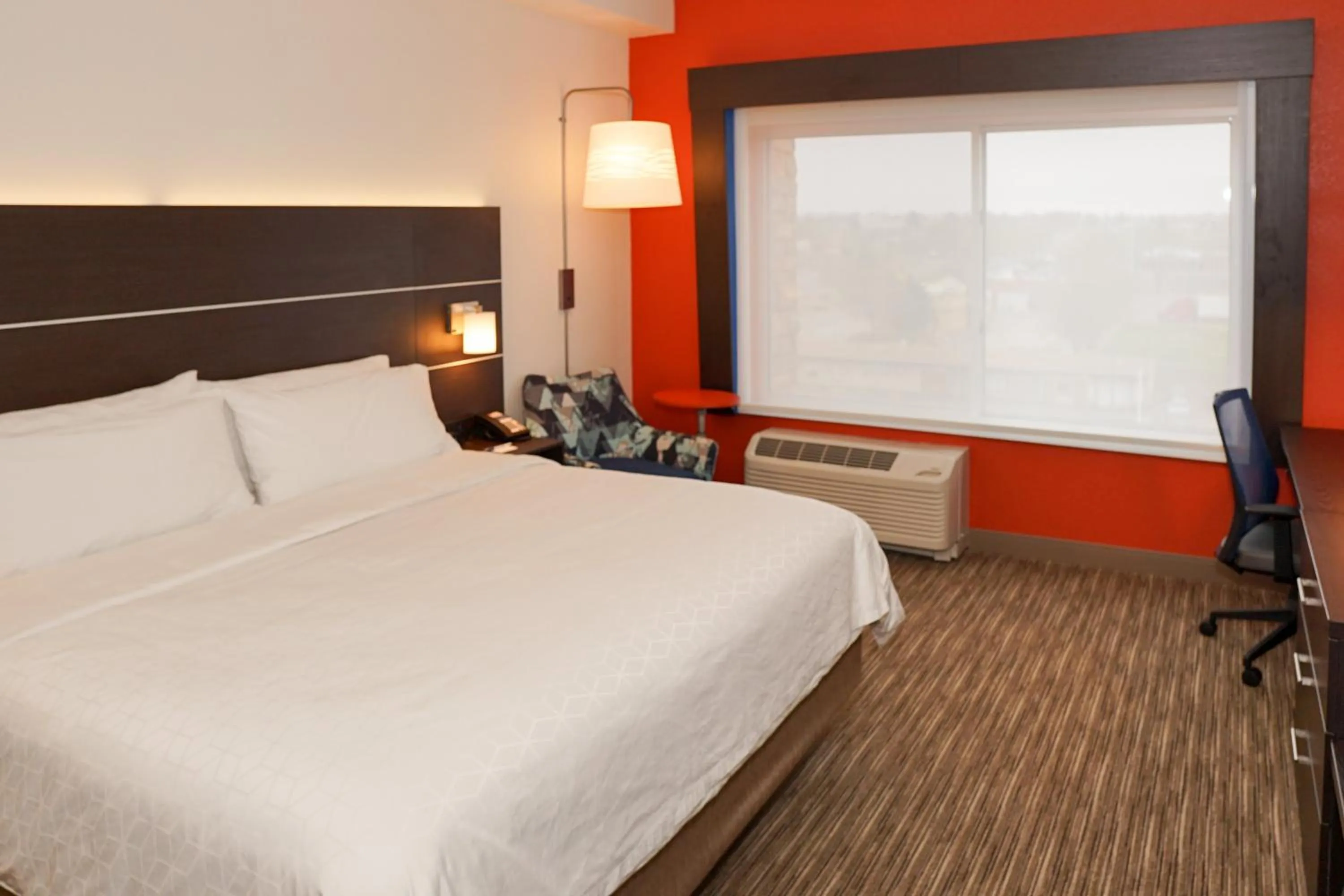 Photo of the whole room, Bed in Holiday Inn Express & Suites - Aurora Medical Campus by IHG