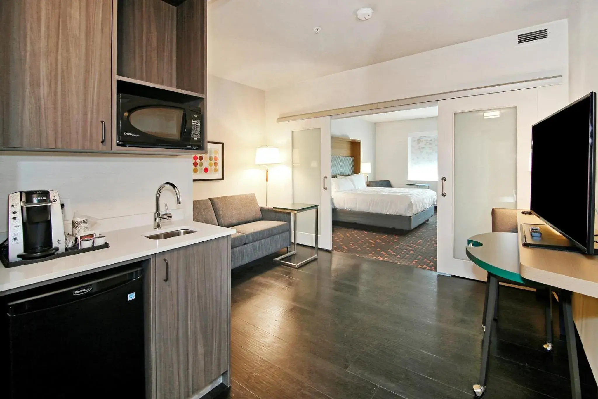 Standard King Room with Sofa Bed - Non-Smoking in Holiday Inn Hotel & Suites - Calgary Airport North by IHG Standard King Room with Sofa Bed - Non-Smoking in Holiday Inn Hotel & Suites - Calgary Airport North by IHG