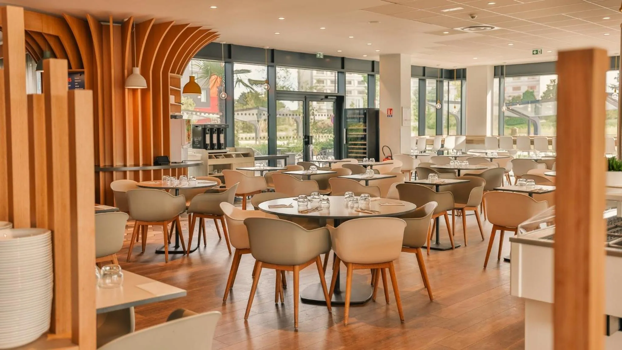 Restaurant/places to eat in Holiday Inn Express - Paris - CDG Airport by IHG
