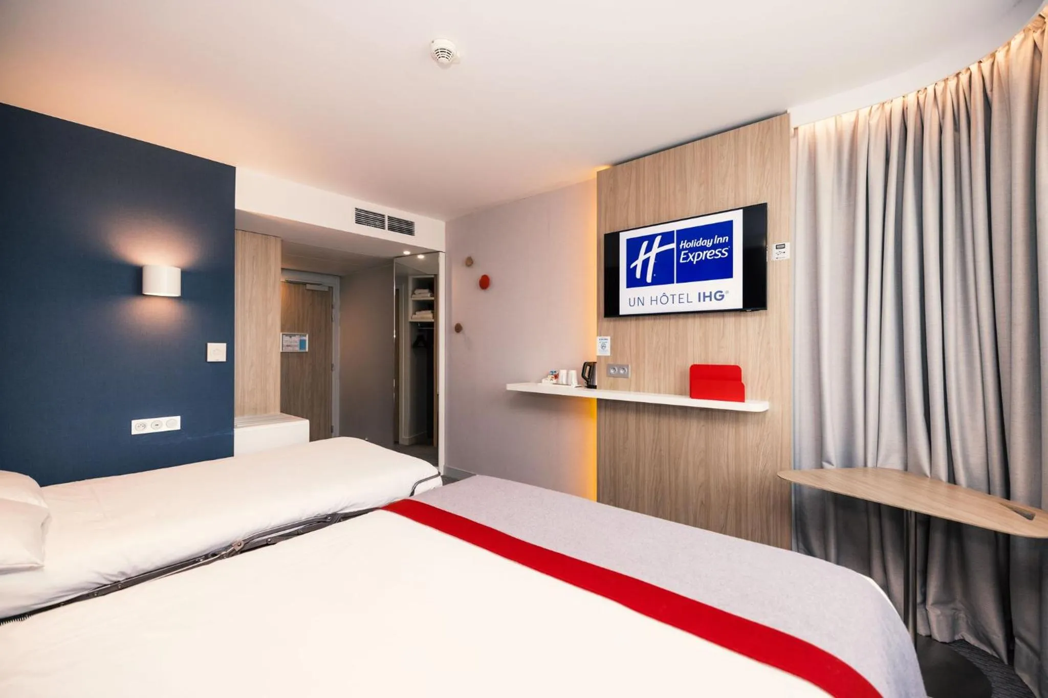 Photo of the whole room, Bed in Holiday Inn Express - Paris - CDG Airport by IHG