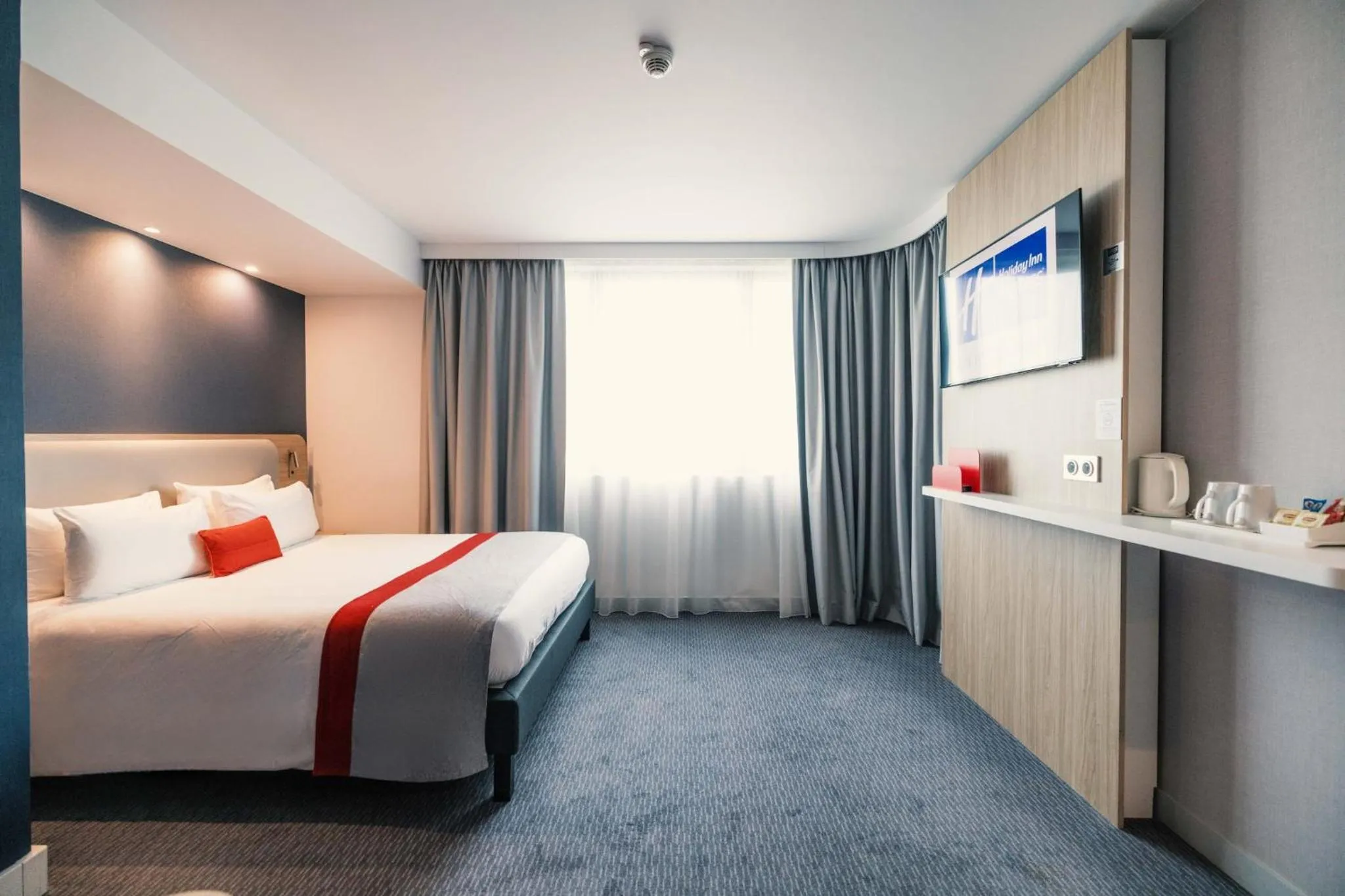 Photo of the whole room, Bed in Holiday Inn Express - Paris - CDG Airport by IHG