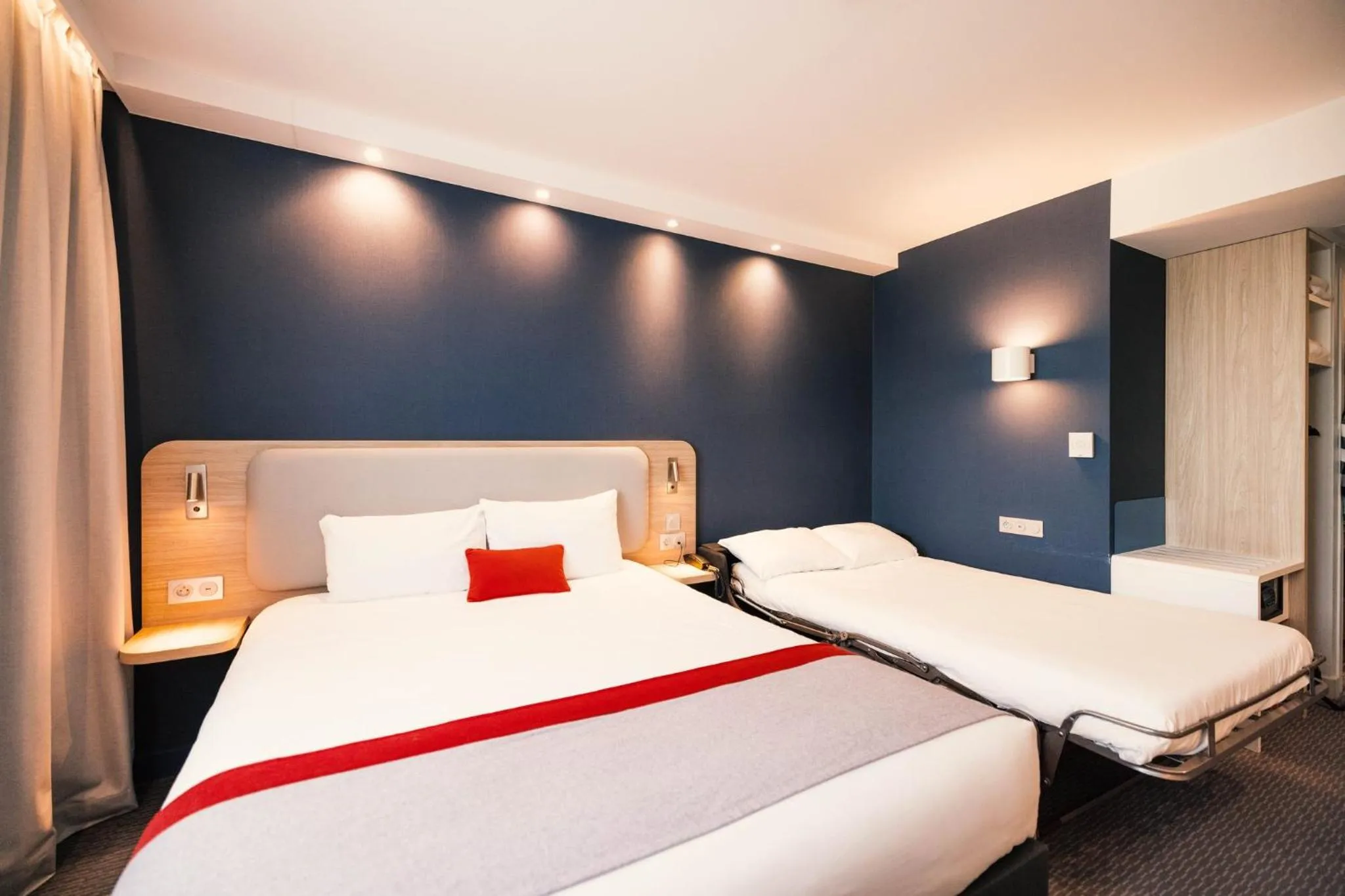 Photo of the whole room, Bed in Holiday Inn Express - Paris - CDG Airport by IHG