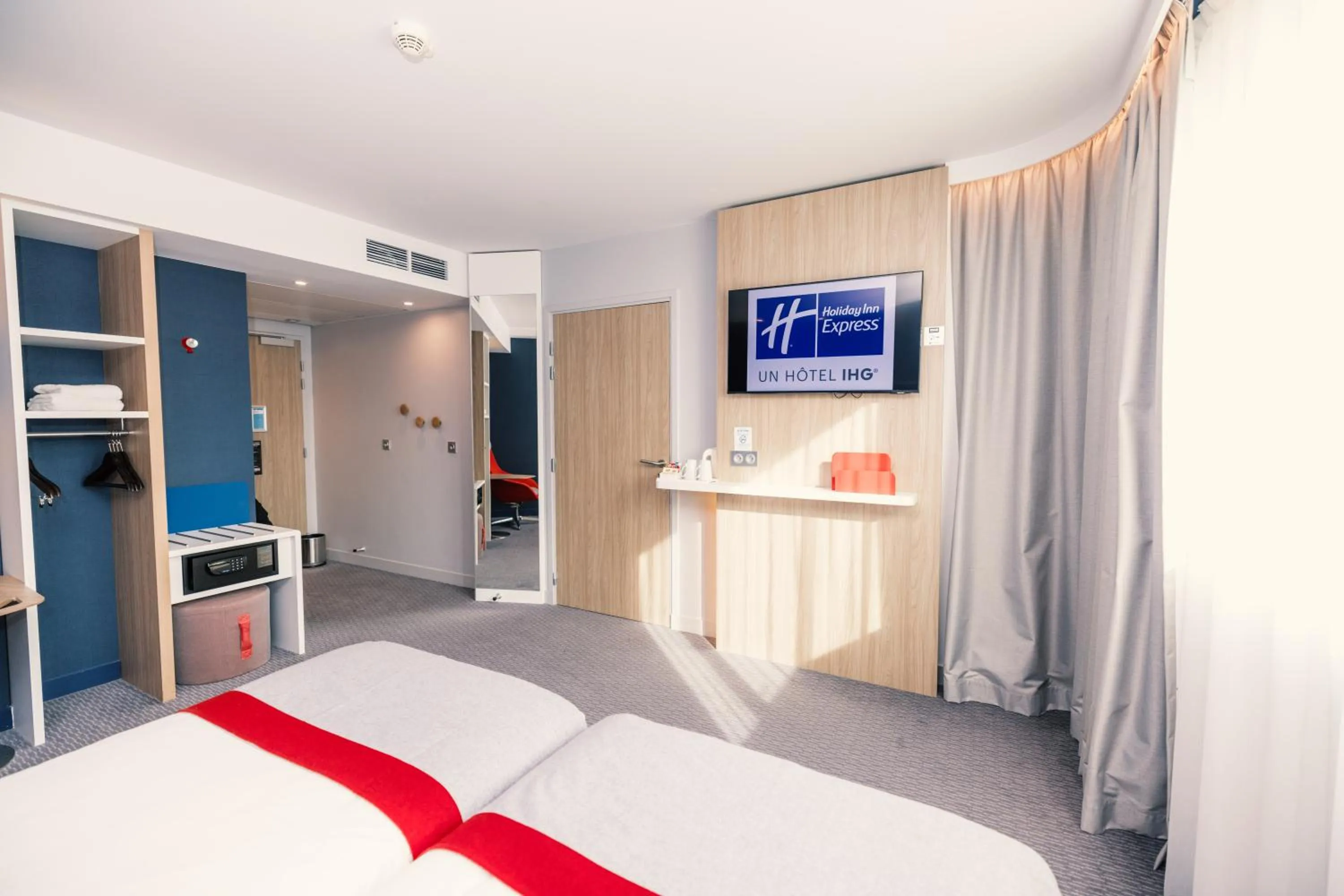 Photo of the whole room, Bed in Holiday Inn Express - Paris - CDG Airport by IHG