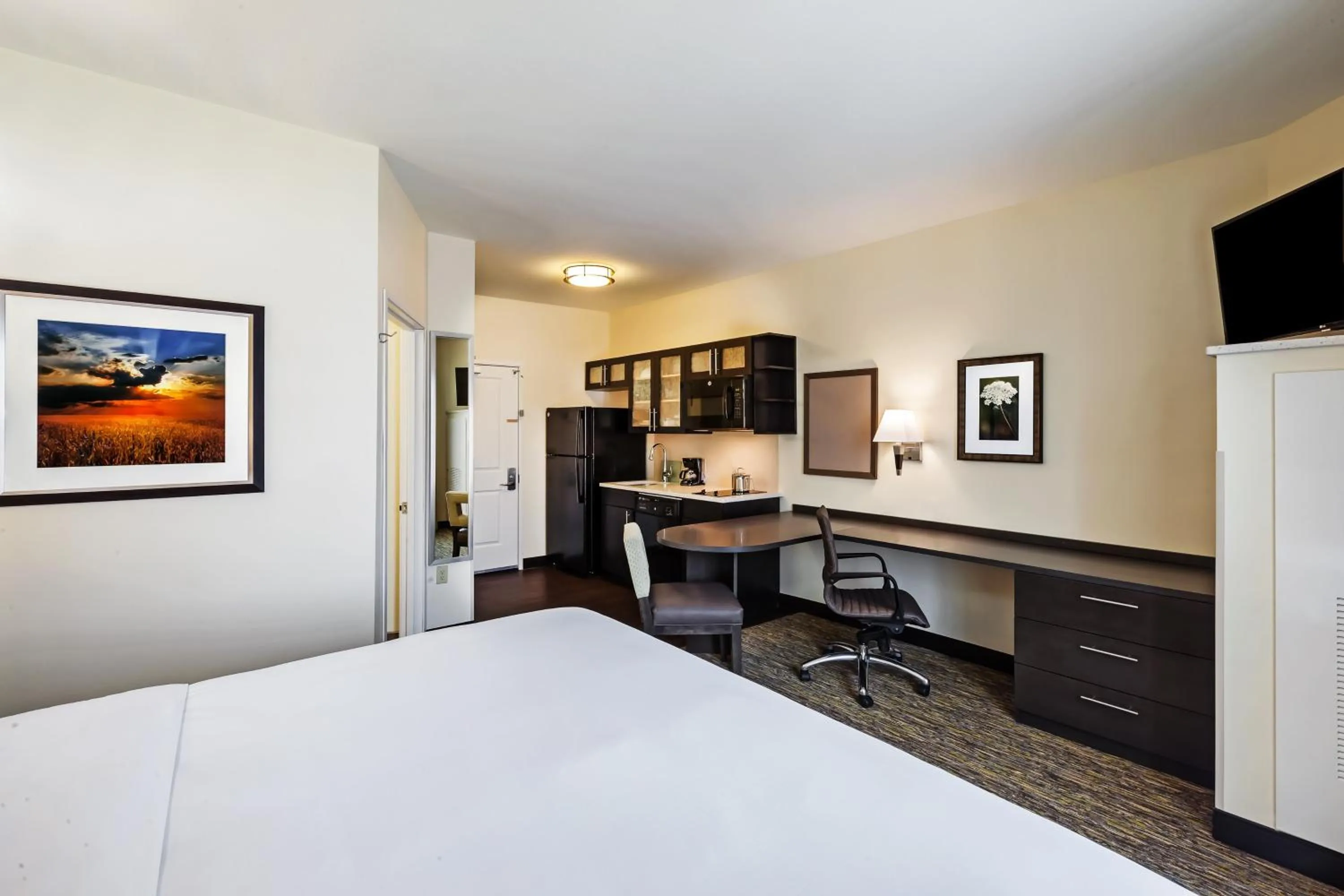 Photo of the whole room, Bed in Candlewood Suites Lenexa - Overland Park Area by IHG