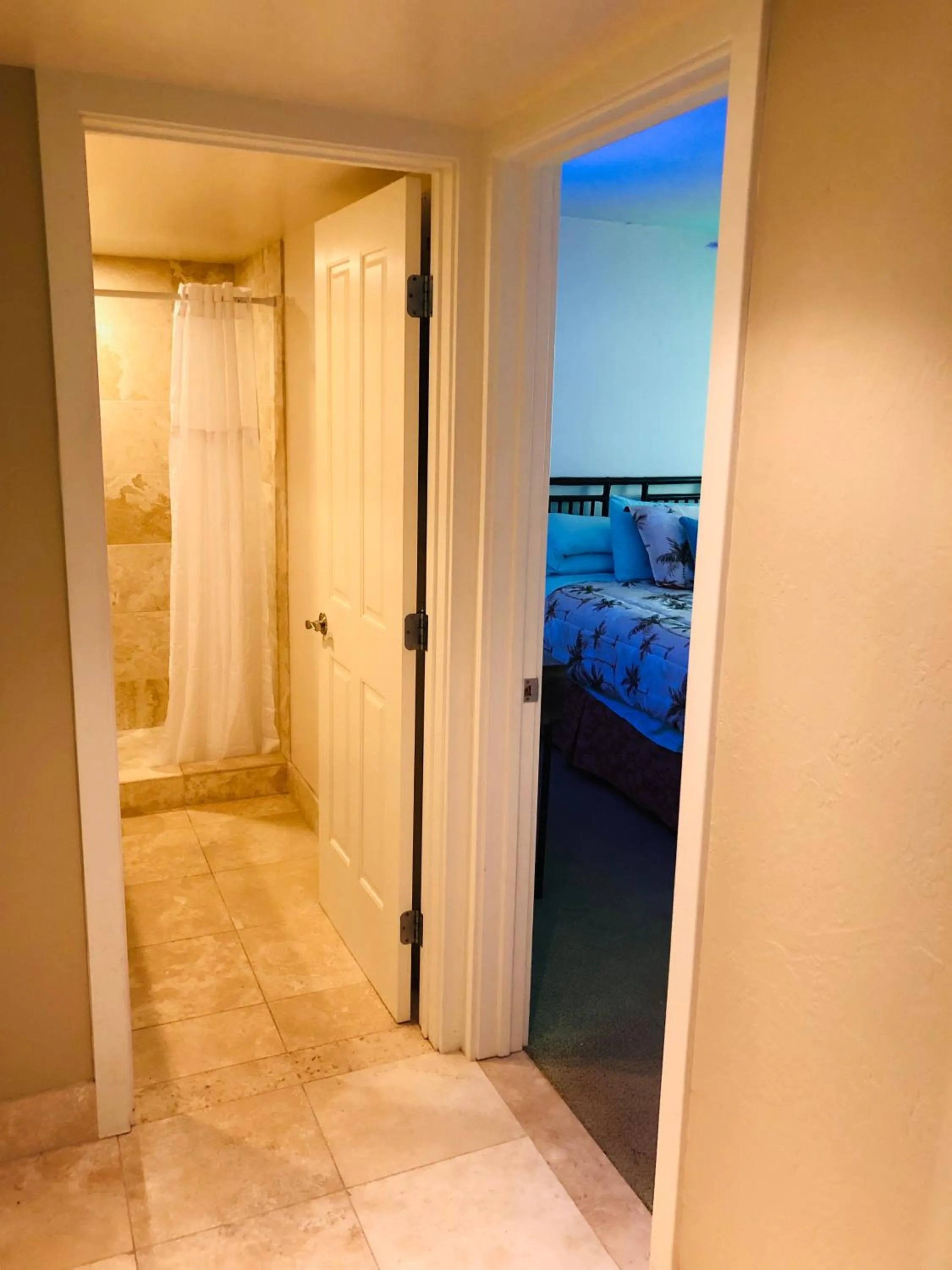 Shower, Bed in Kona Magic Honu Room