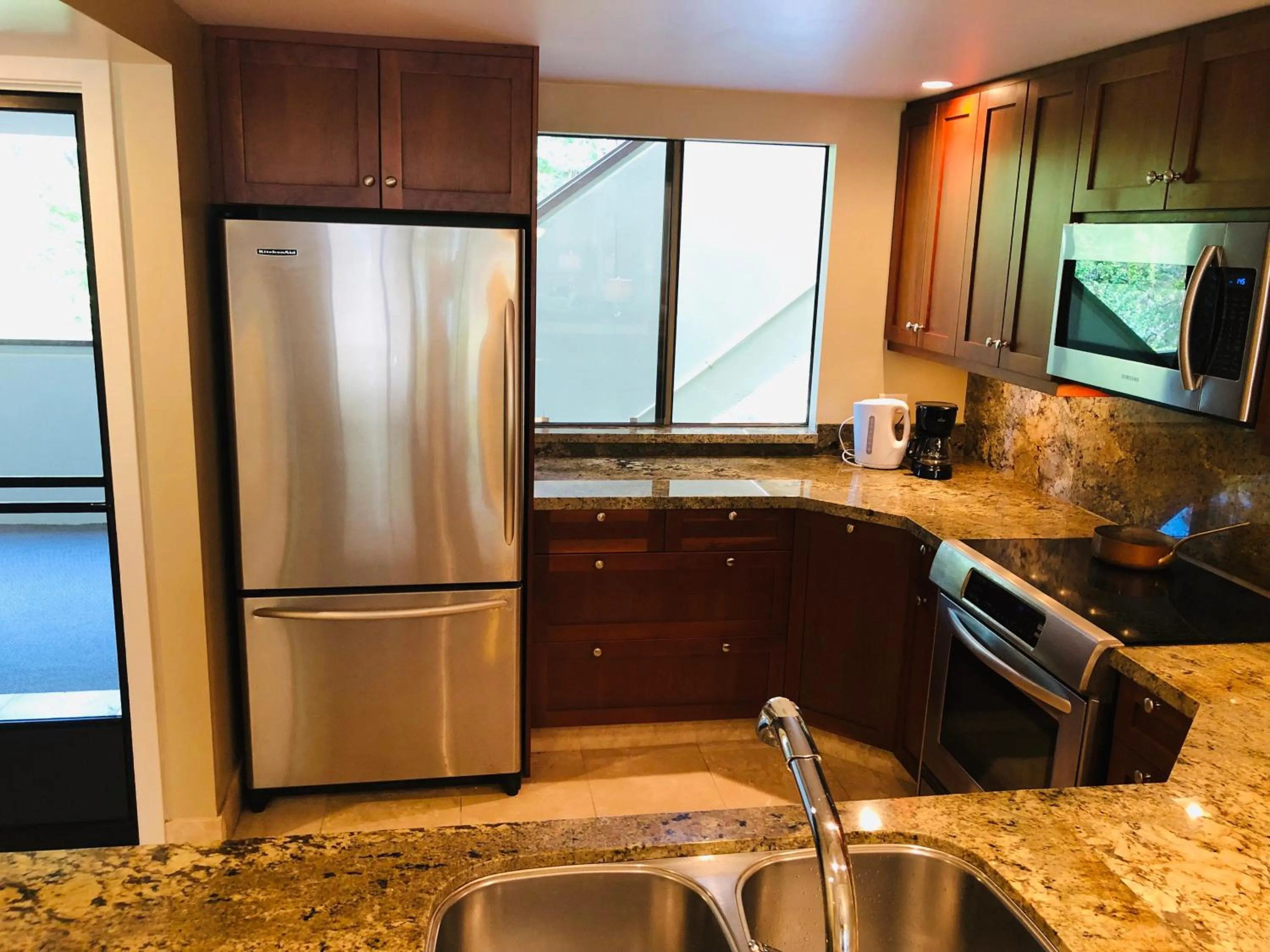 Kitchen or kitchenette in Kona Magic Honu Room