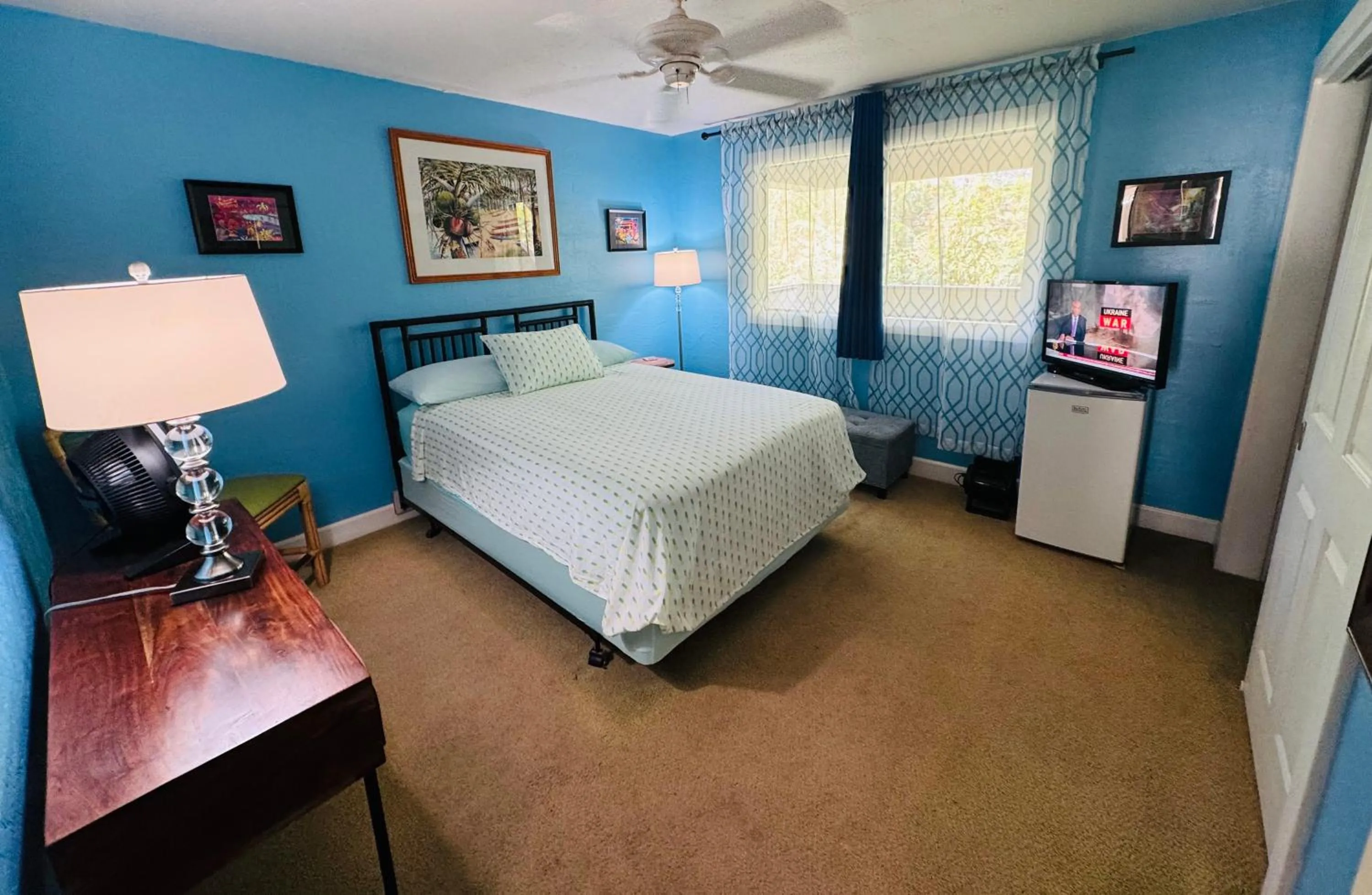 Photo of the whole room, Bed in Kona Magic Honu Room