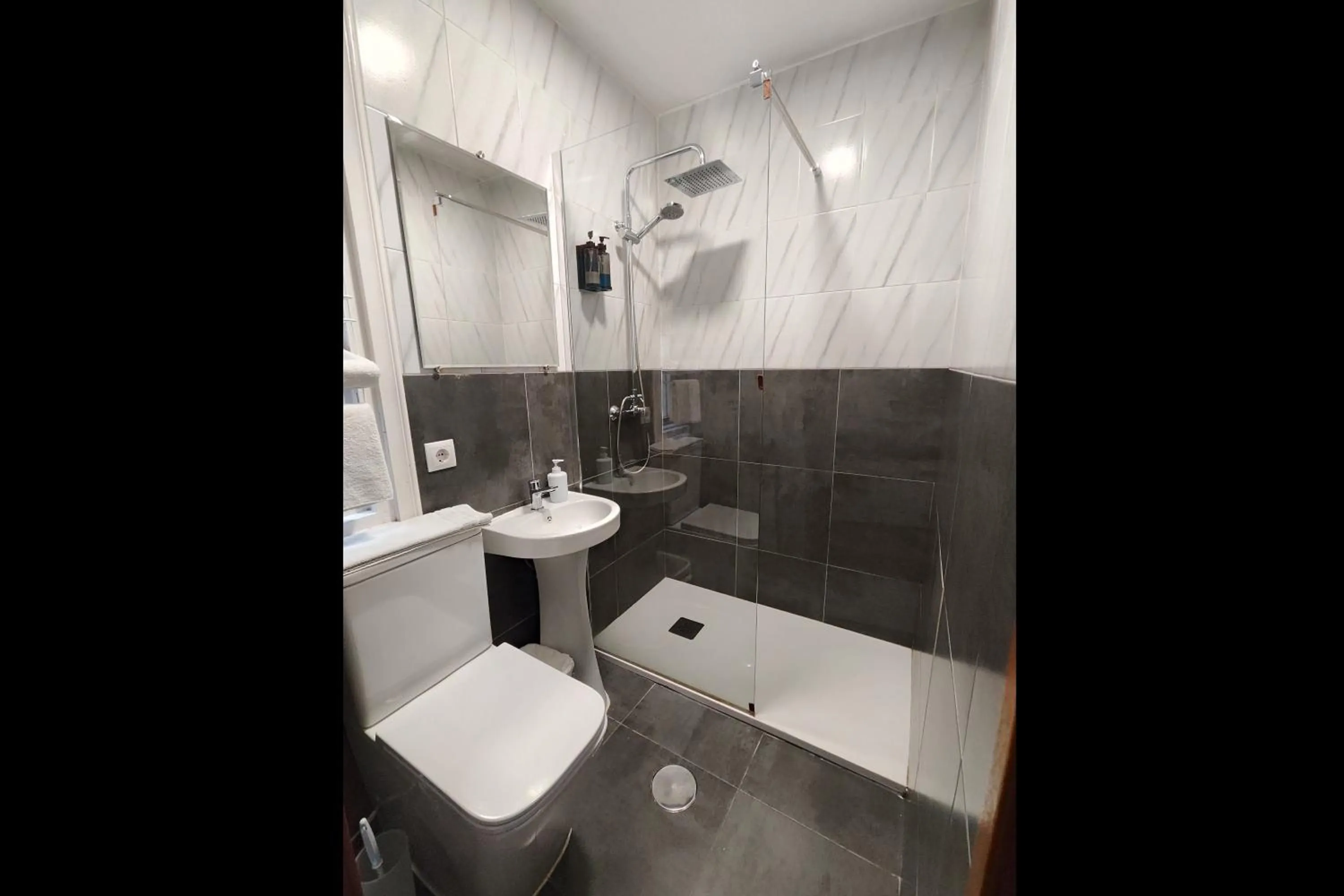 Bathroom in Hostal Cervantes