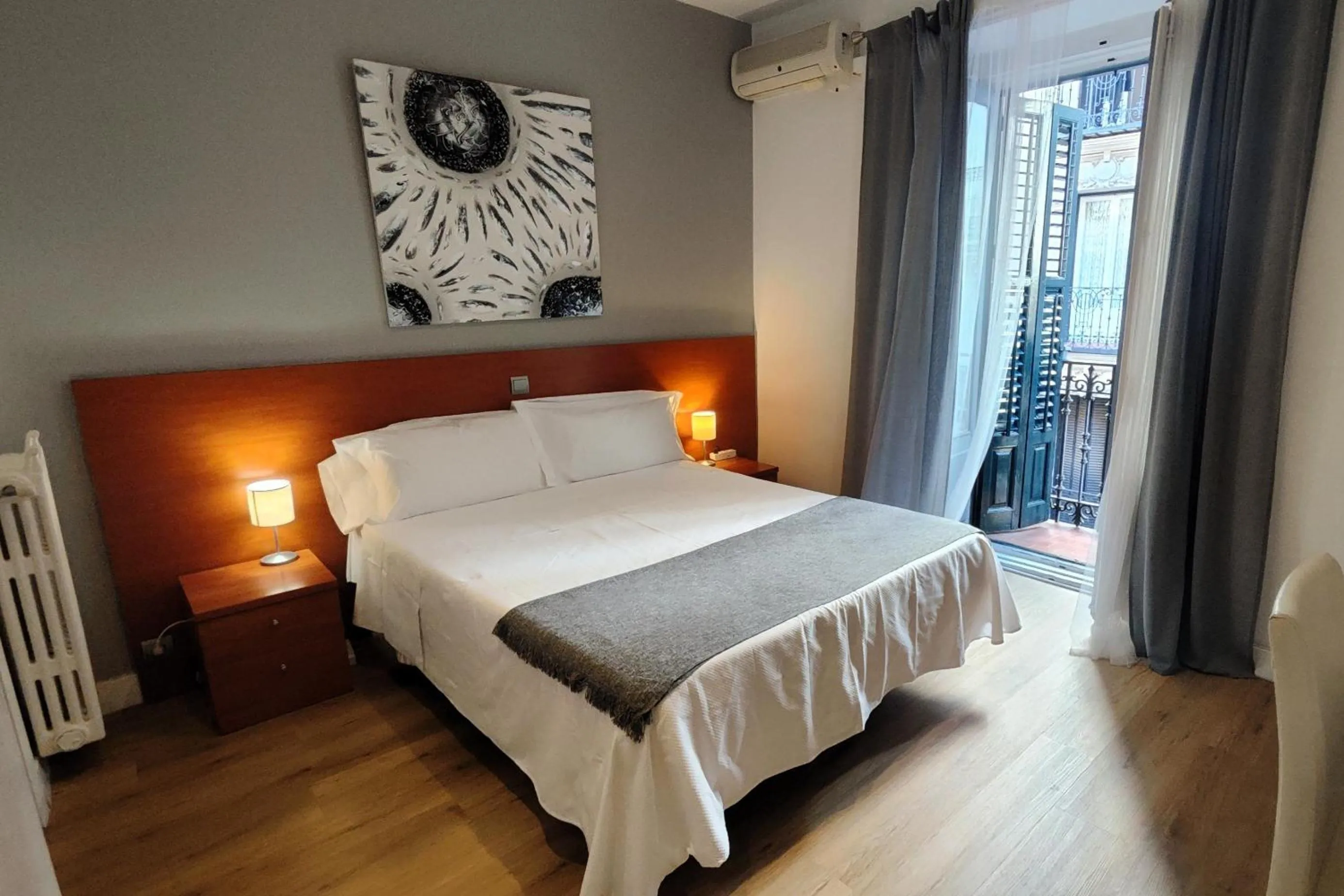 Photo of the whole room, Bed in Hostal Cervantes