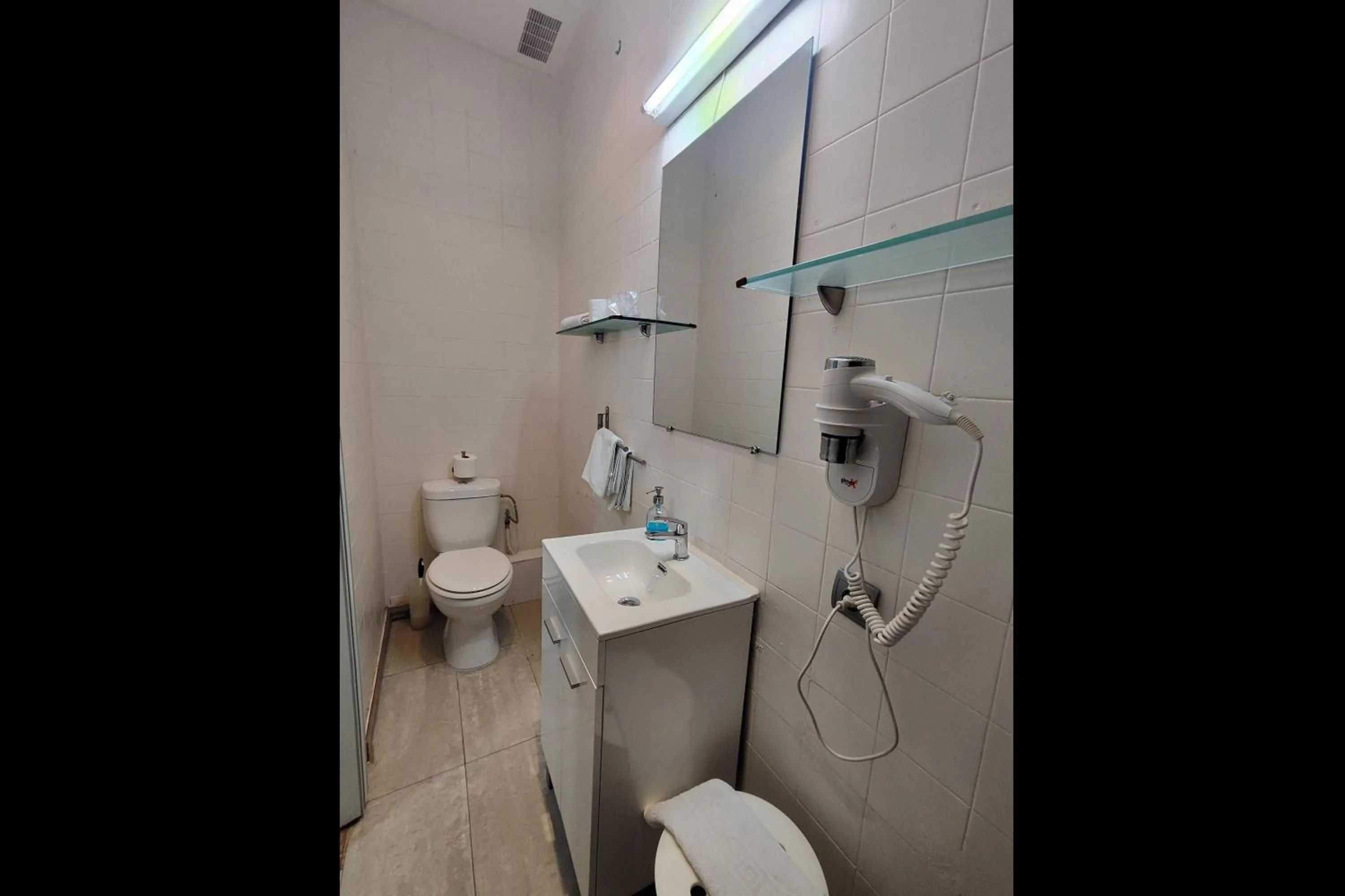 Bathroom in Hostal Cervantes