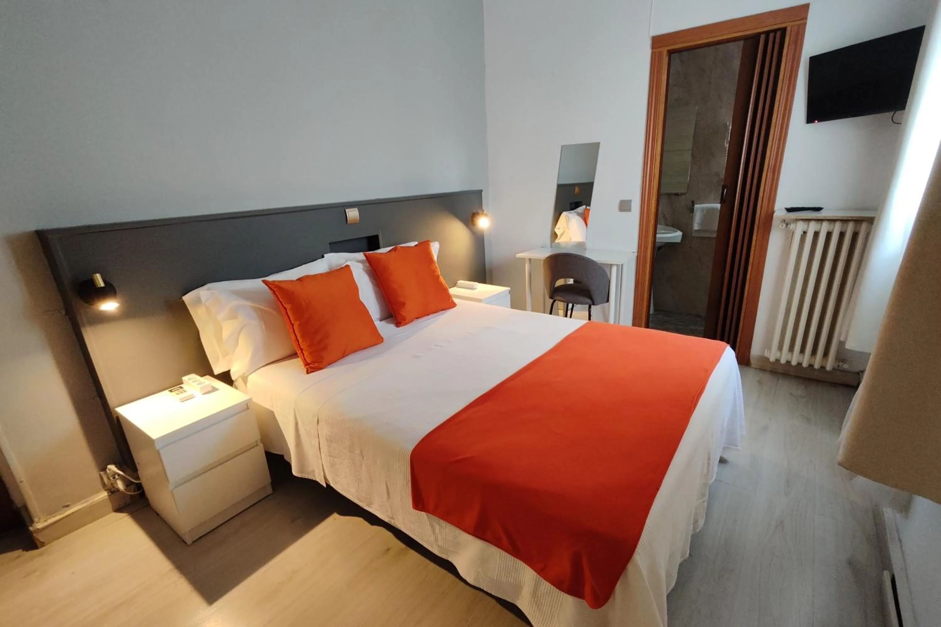 Photo of the whole room, Bed in Hostal Cervantes