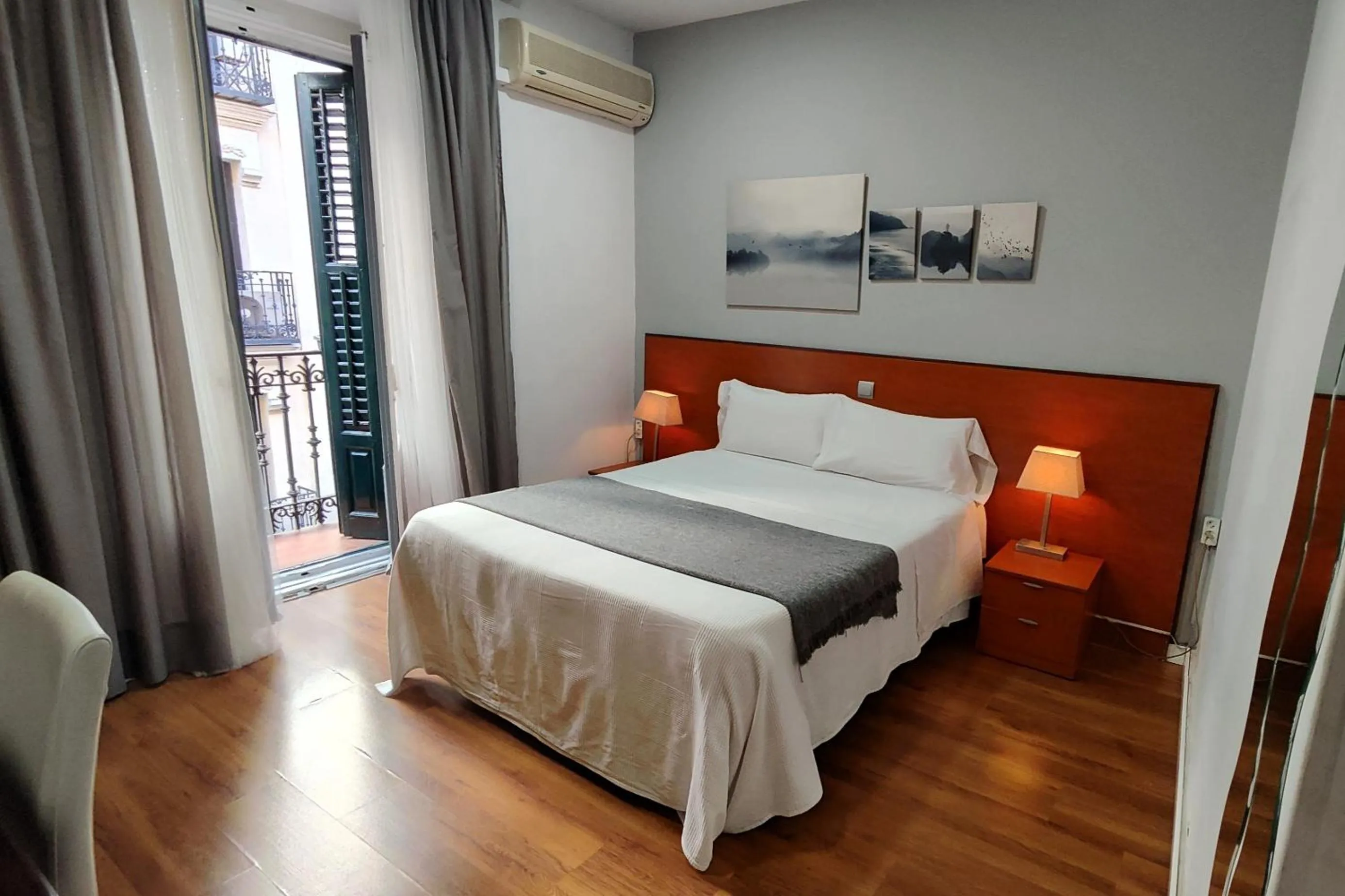 Photo of the whole room, Bed in Hostal Cervantes