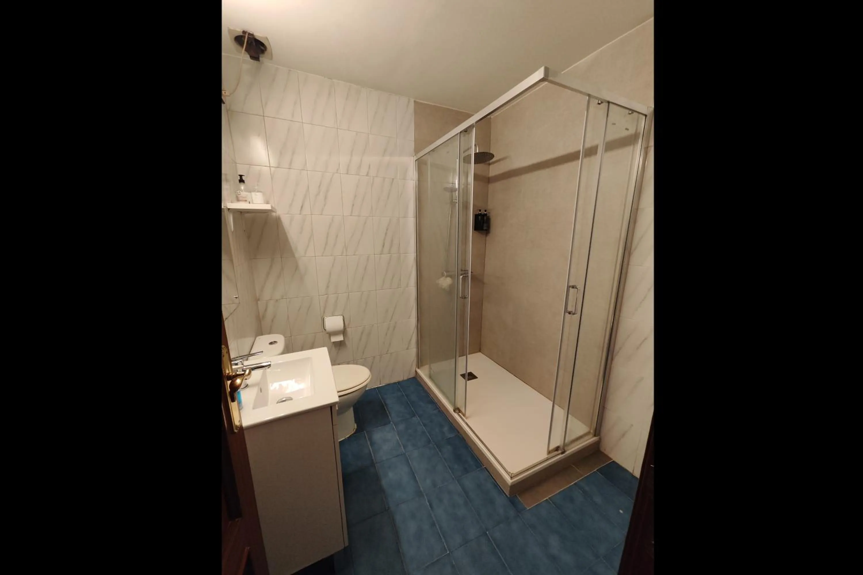 Bathroom in Hostal Cervantes