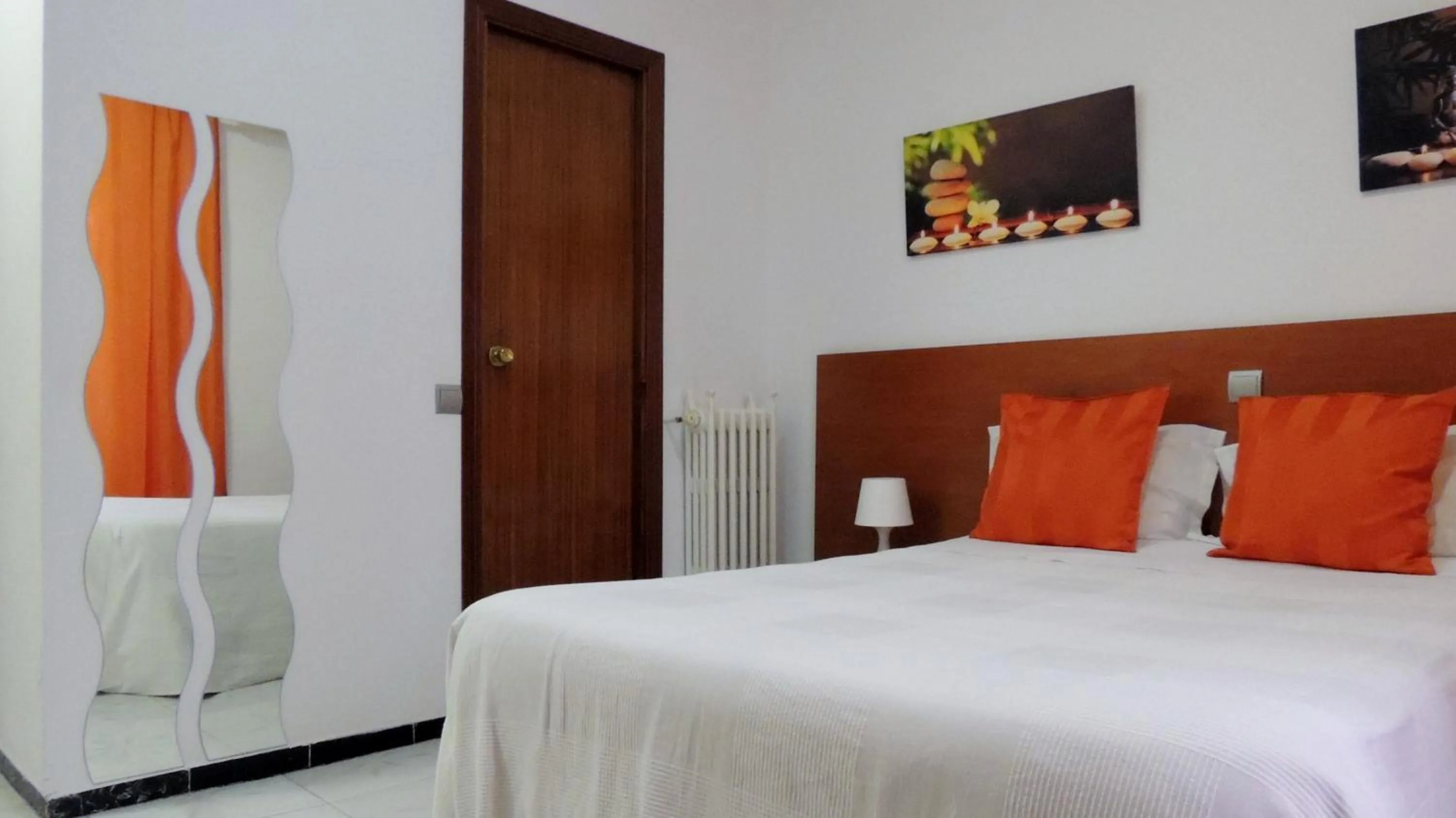 Photo of the whole room, Bed in Hostal Cervantes