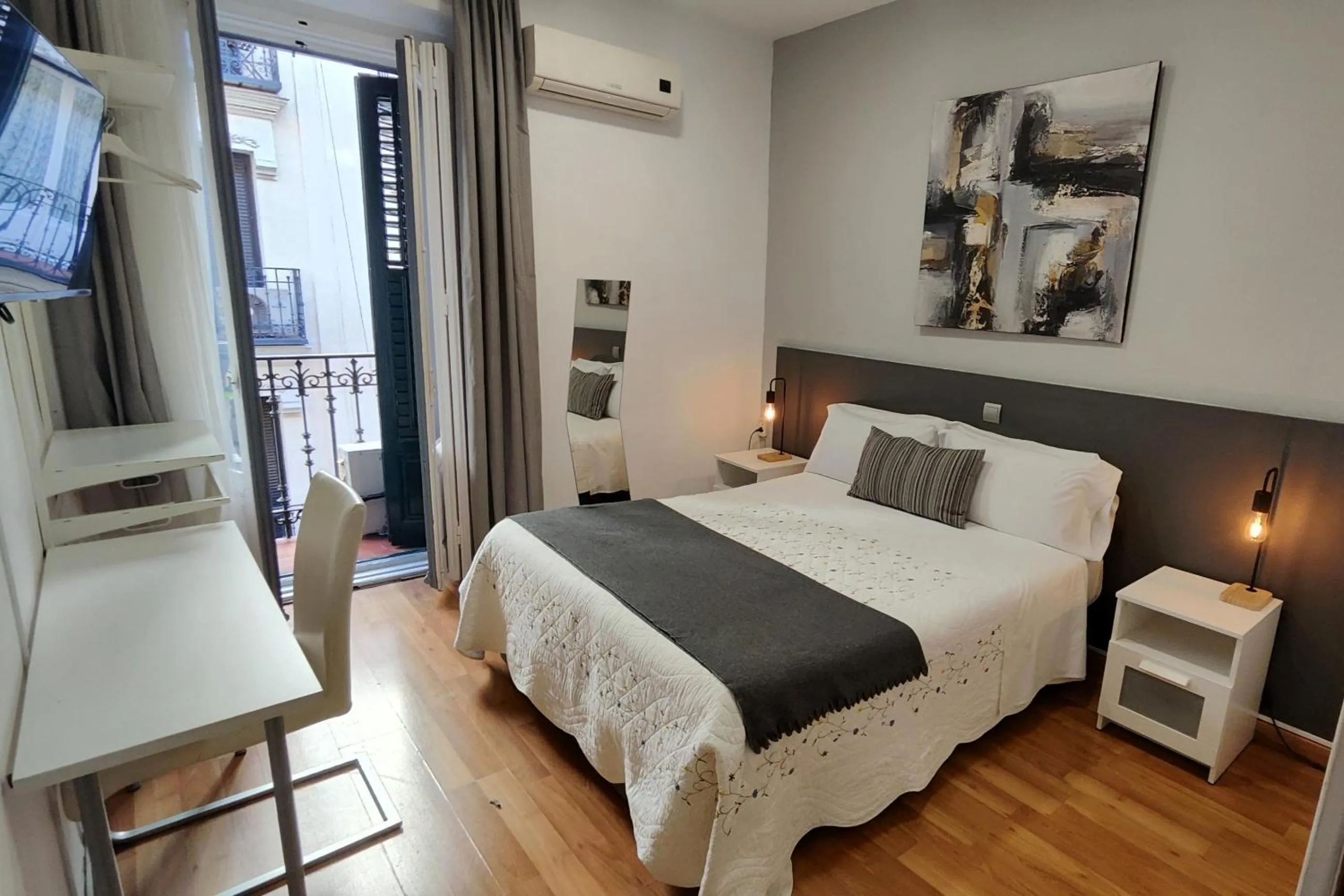 Photo of the whole room, Bed in Hostal Cervantes