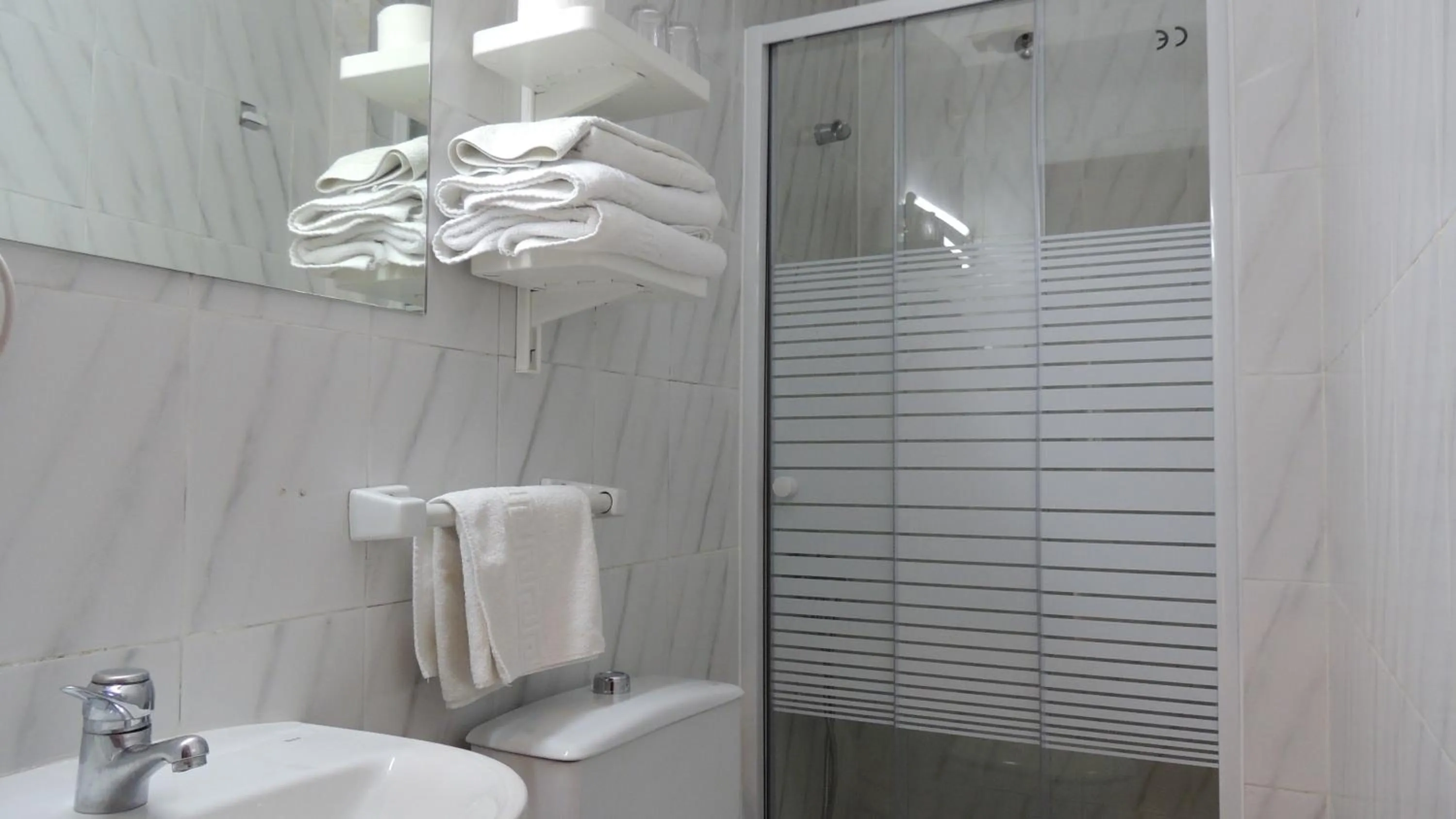 Bathroom in Hostal Cervantes