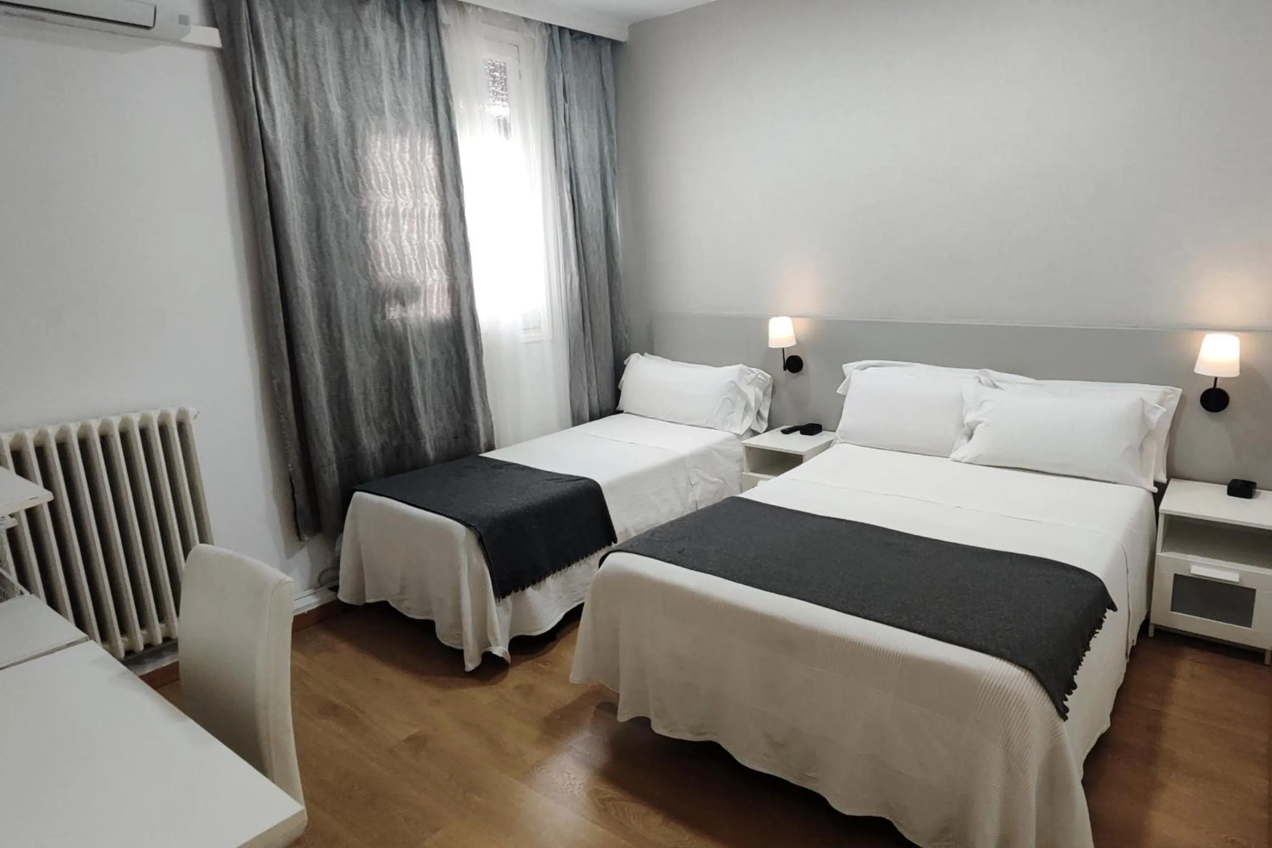 Photo of the whole room, Bed in Hostal Cervantes