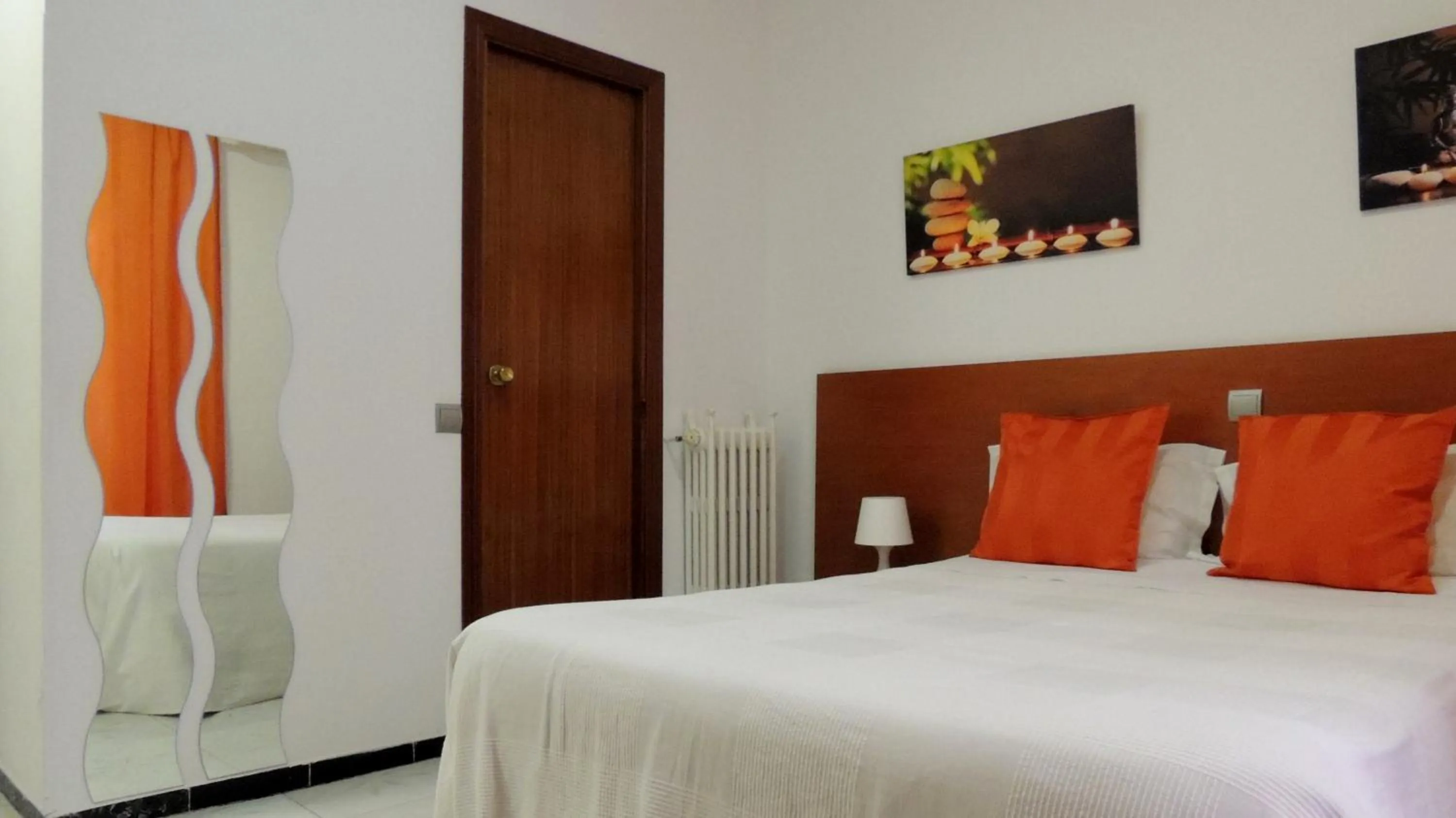 Photo of the whole room, Bed in Hostal Cervantes