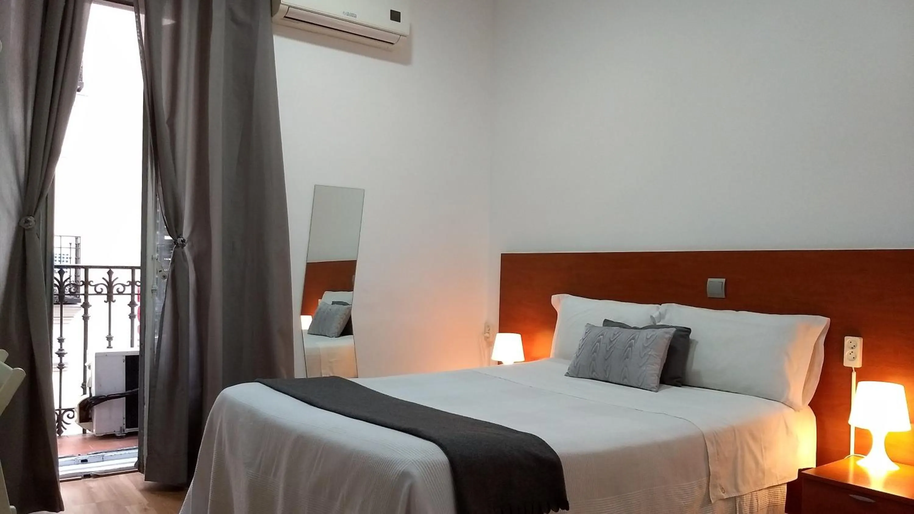 Photo of the whole room, Bed in Hostal Cervantes