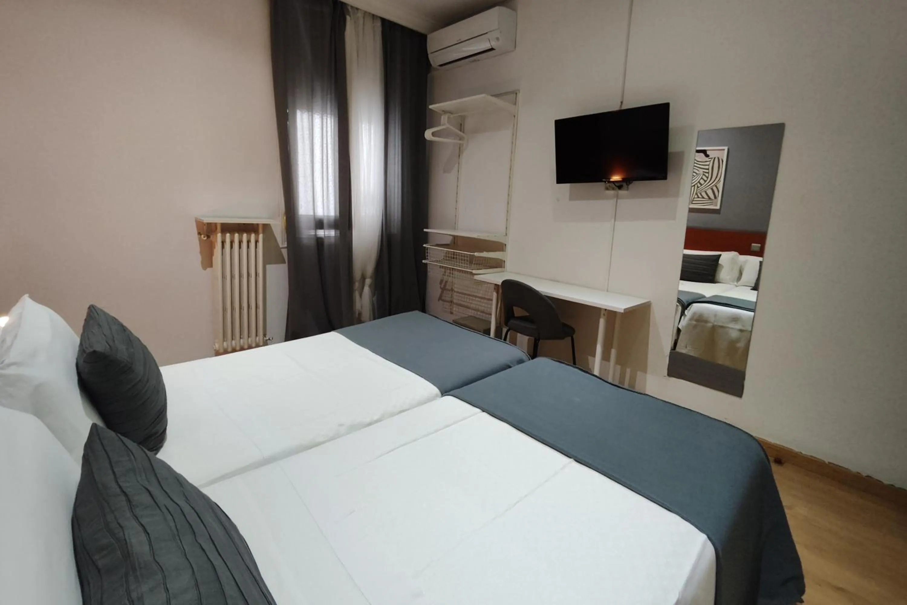 Photo of the whole room, Bed in Hostal Cervantes