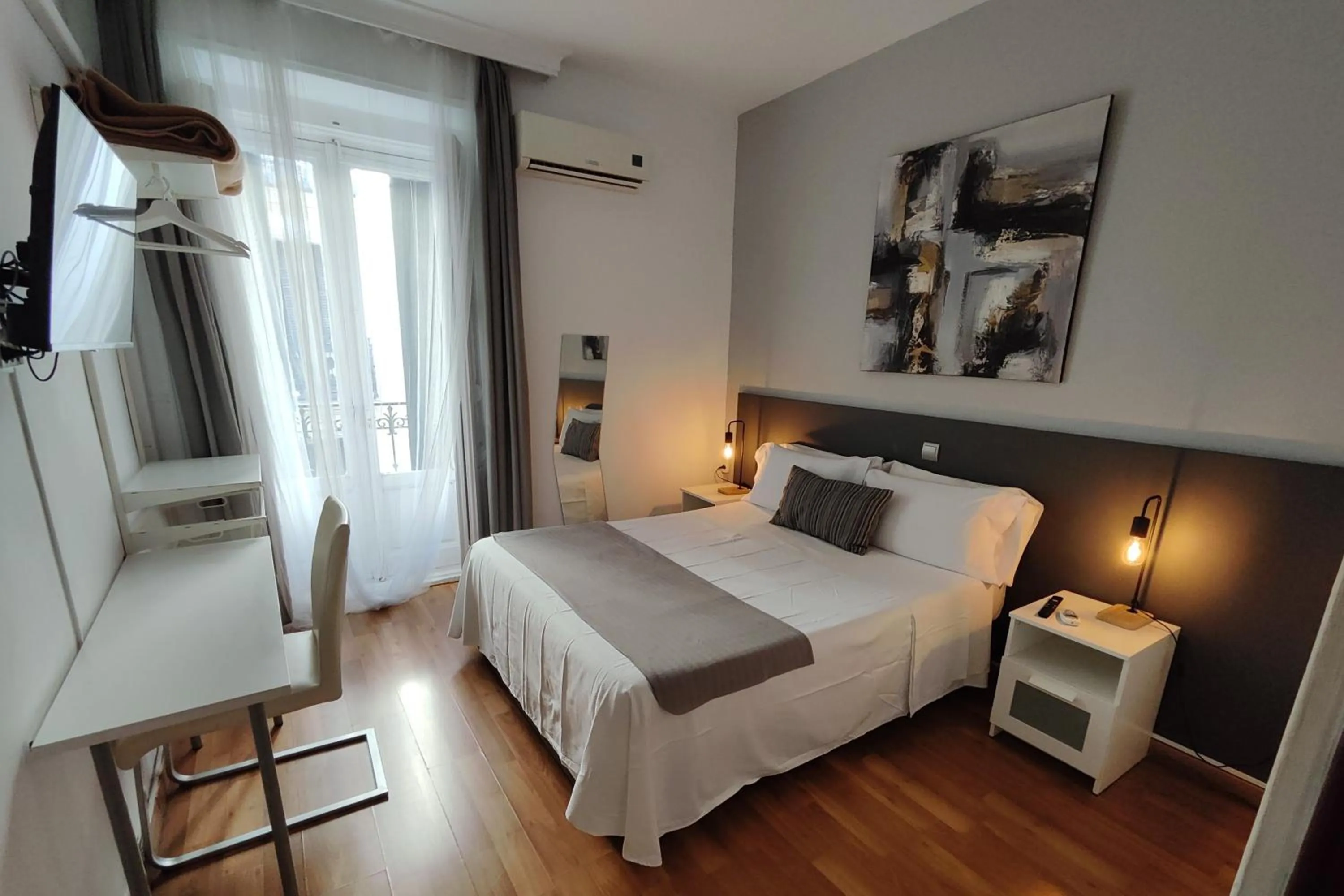 Photo of the whole room, Bed in Hostal Cervantes