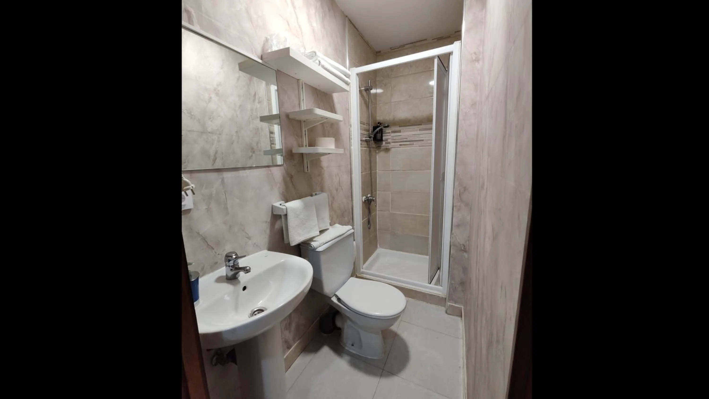 Bathroom in Hostal Cervantes