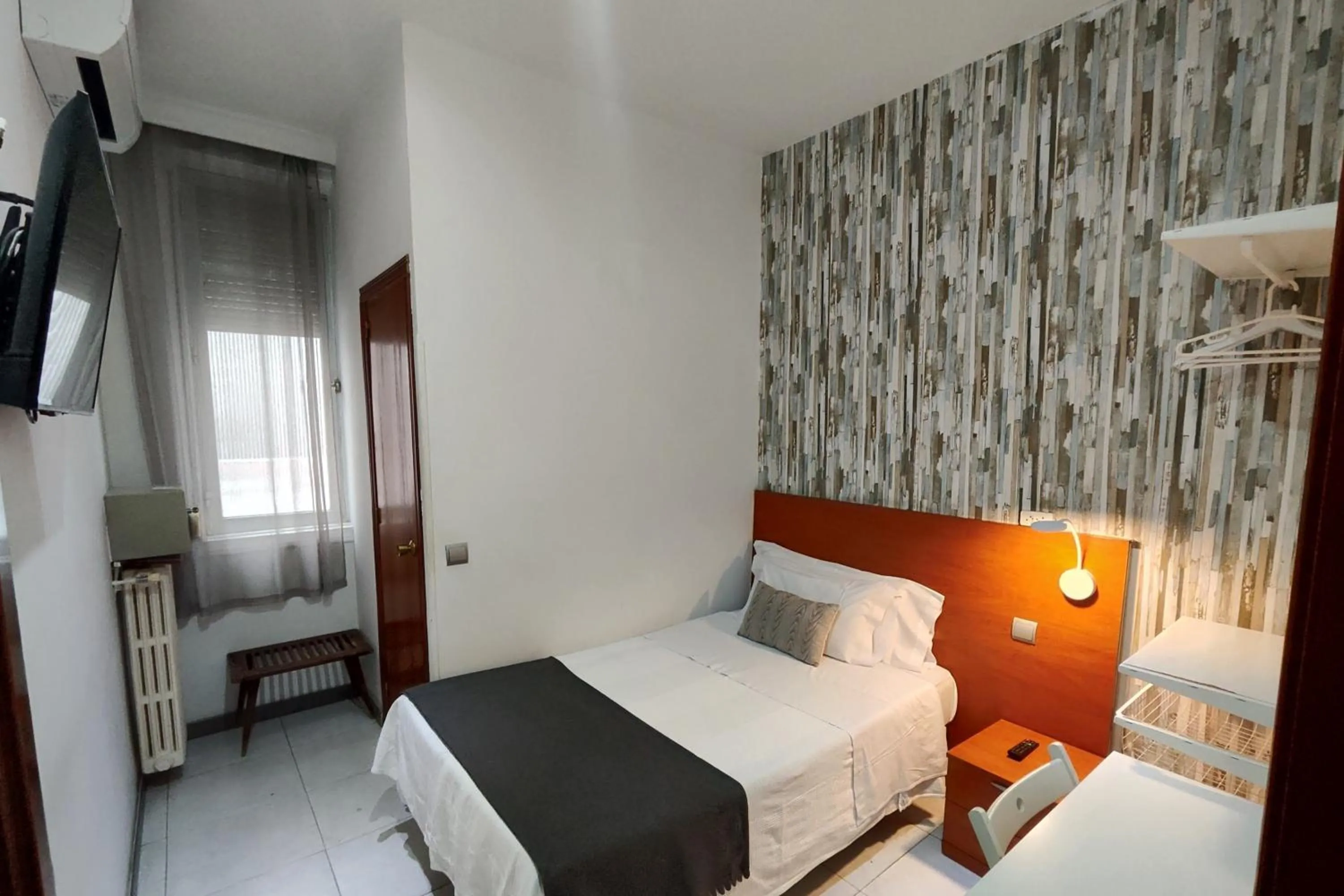 Photo of the whole room, Bed in Hostal Cervantes