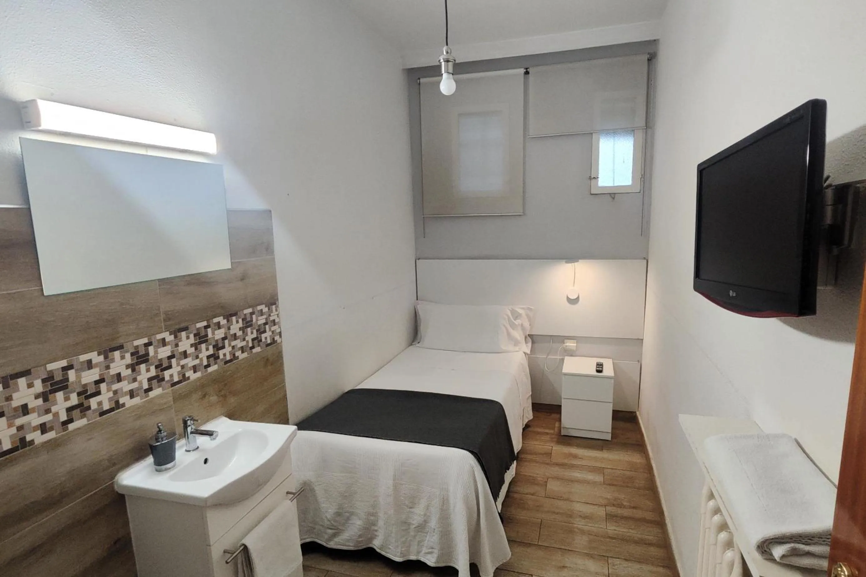 Photo of the whole room, Bed in Hostal Cervantes