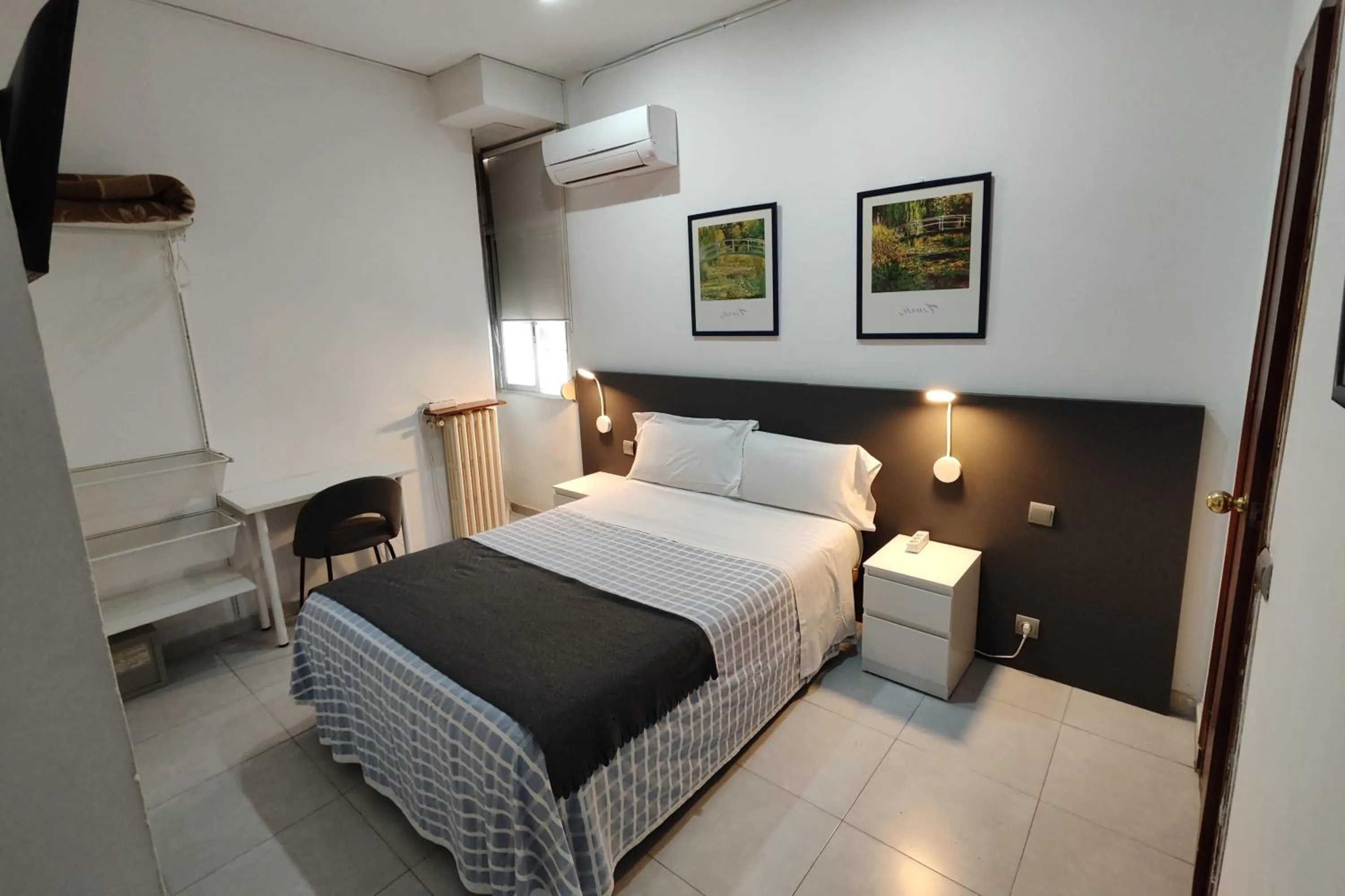 Photo of the whole room, Bed in Hostal Cervantes