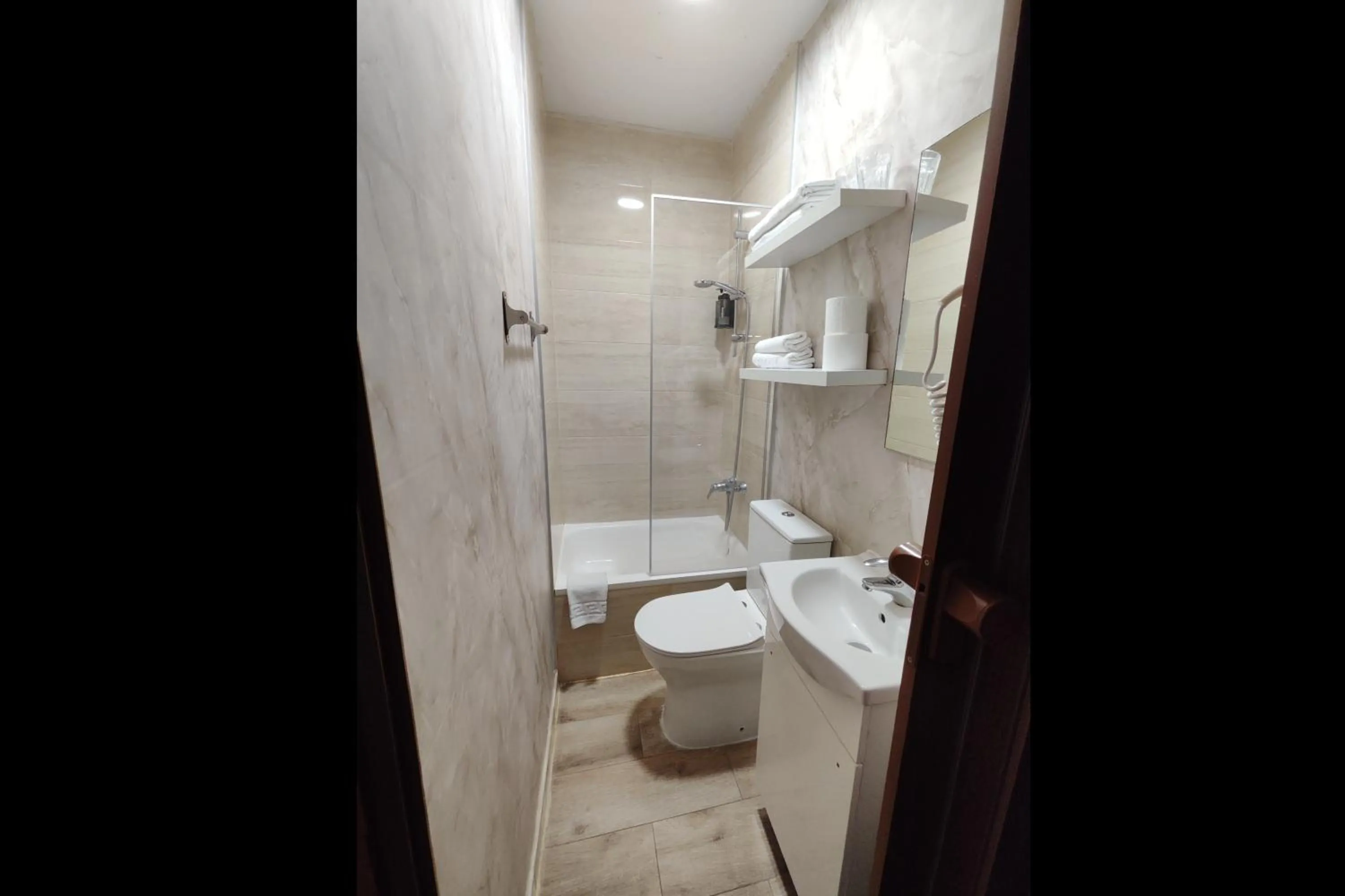 Bathroom in Hostal Cervantes