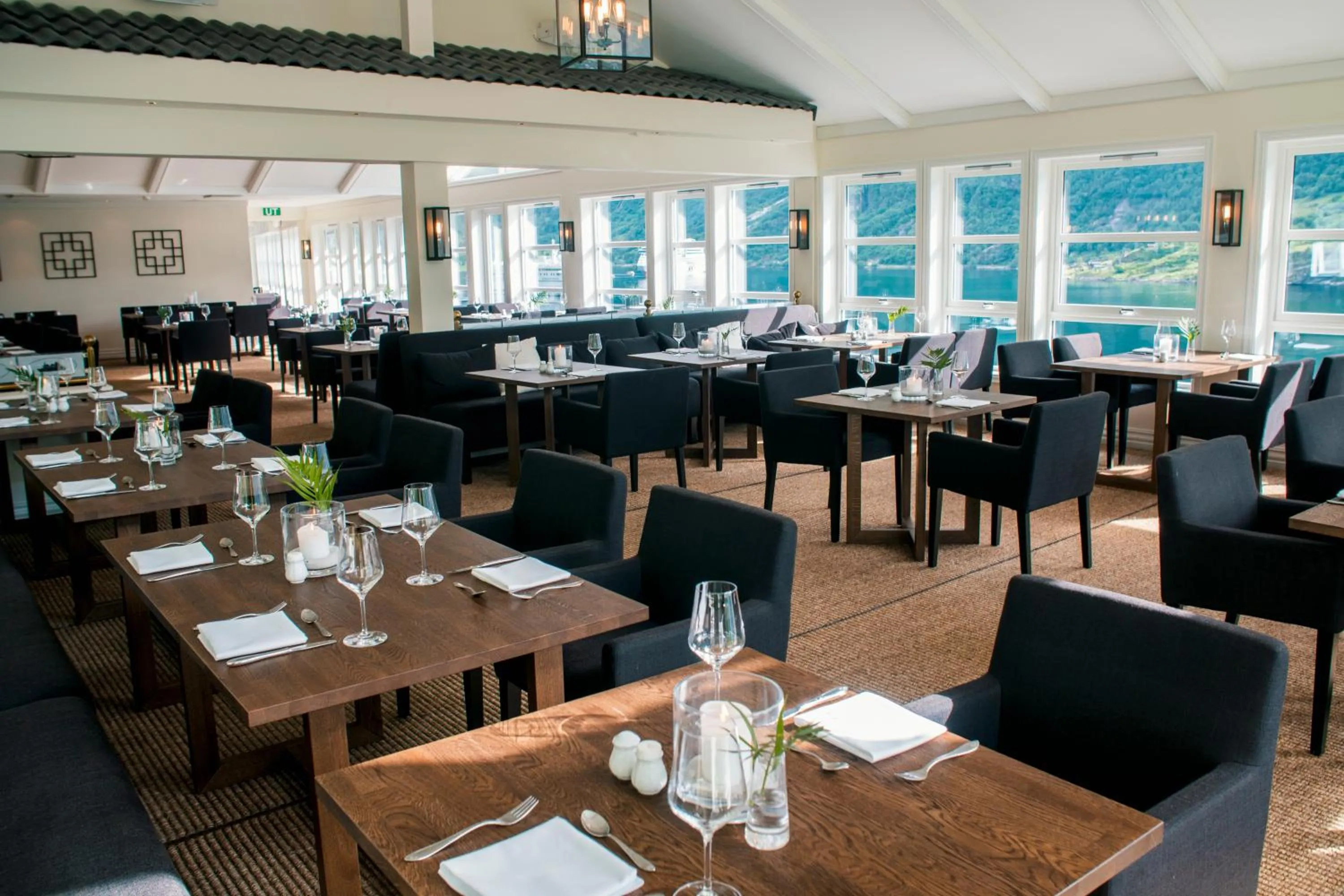 Restaurant/places to eat in Grande Fjord Hotel