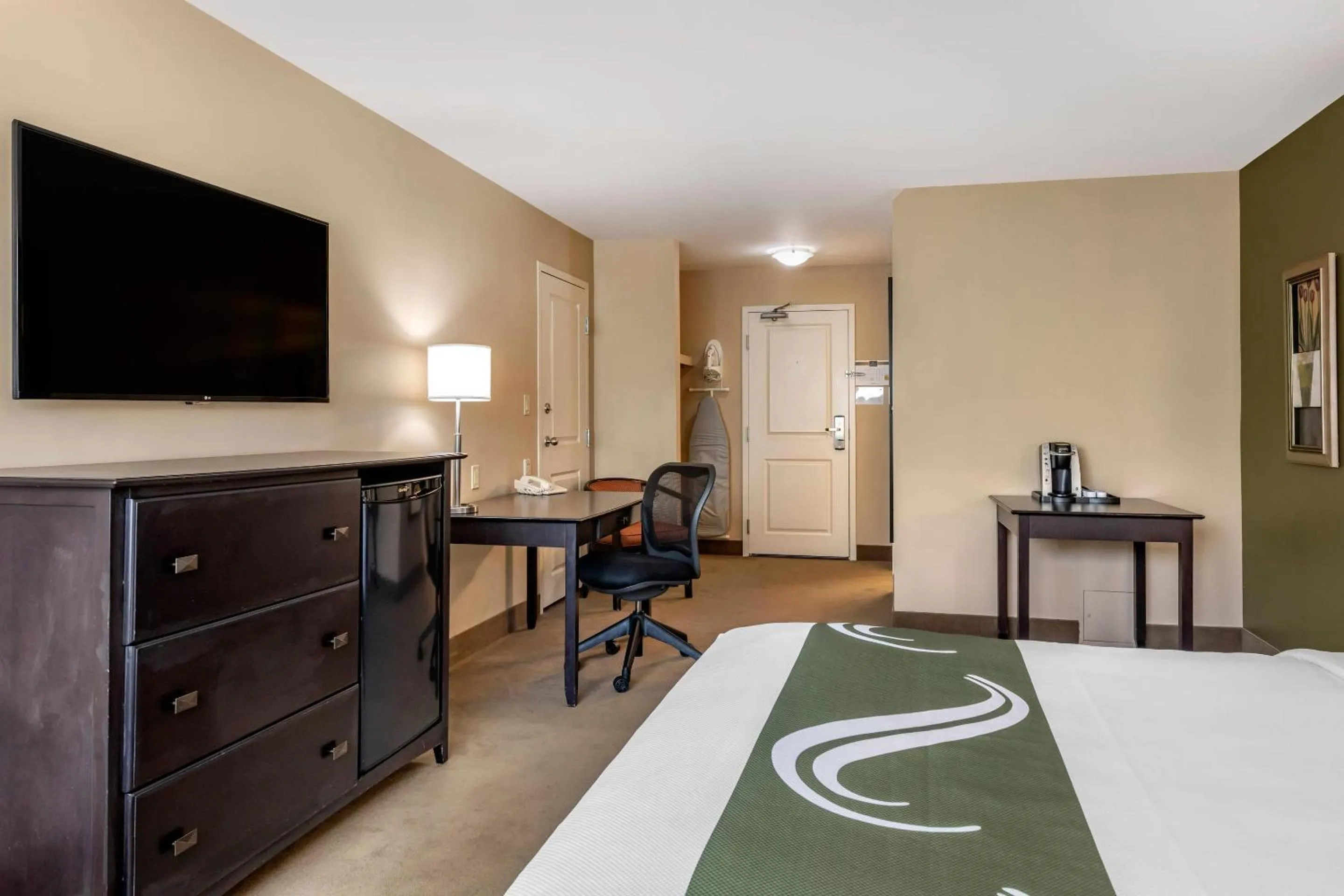 Bedroom, Bed in Quality Inn & Suites Quispamsis