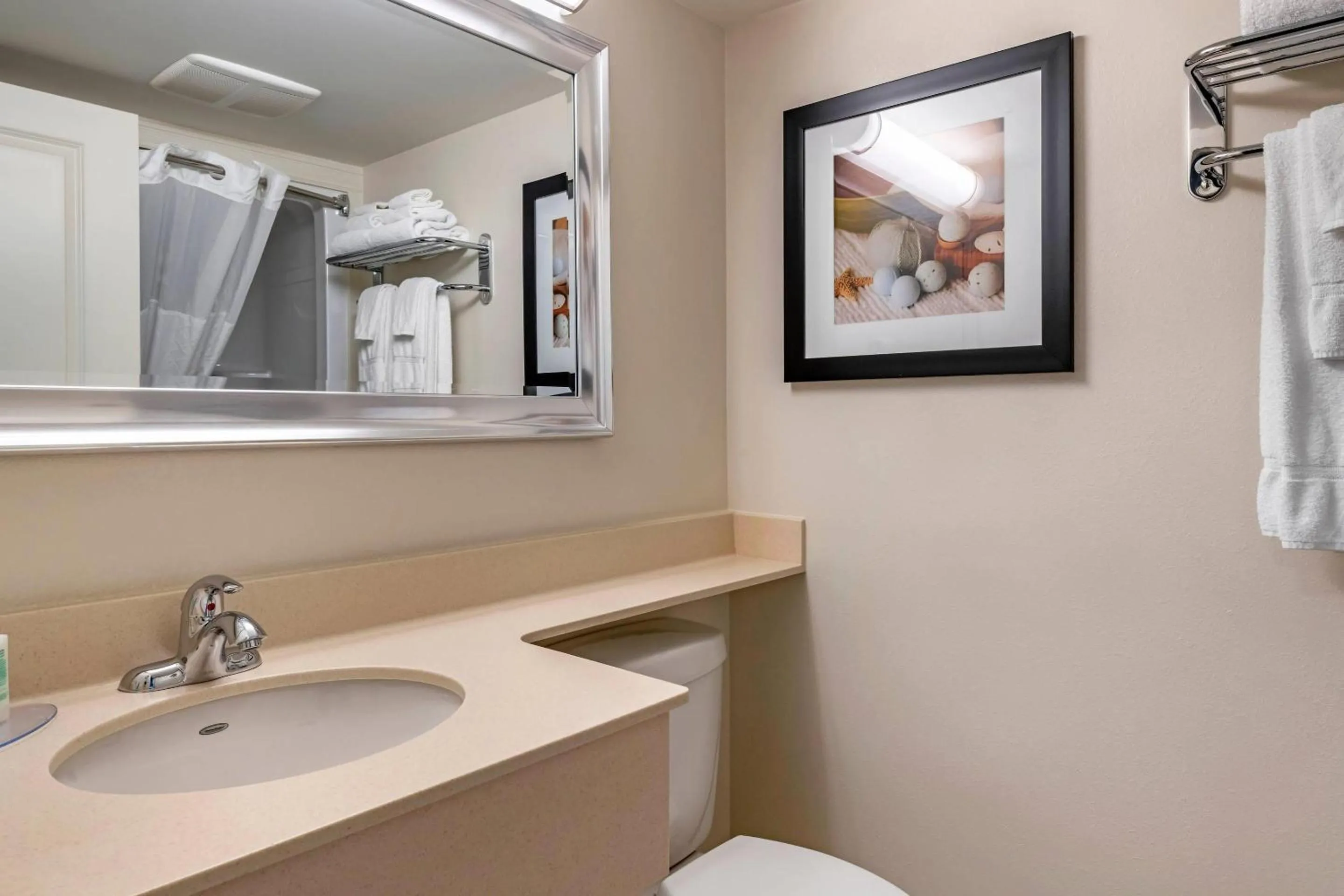 Bedroom in Quality Inn & Suites Quispamsis